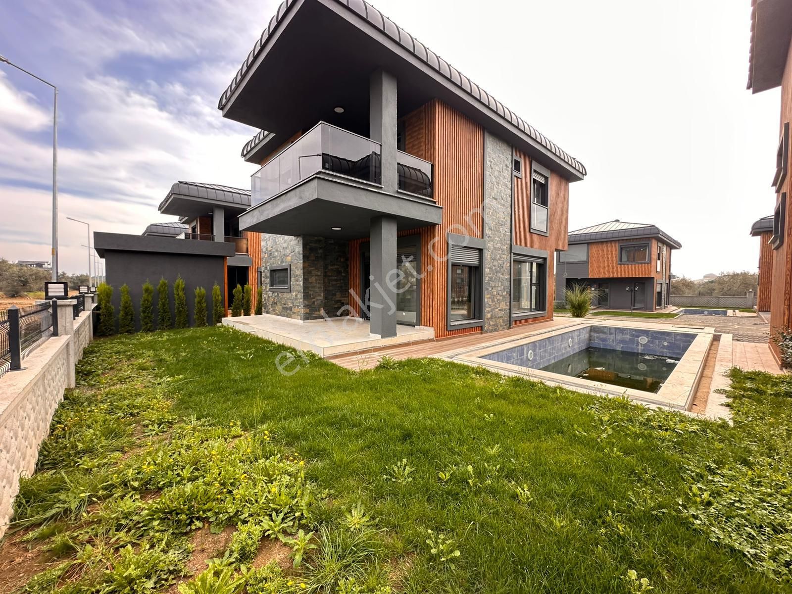 Güre Ağaçlı Yolda Havuzlu 3+1 Site İçerisinde Müstakil Satıılık Villa - Görsel 6
