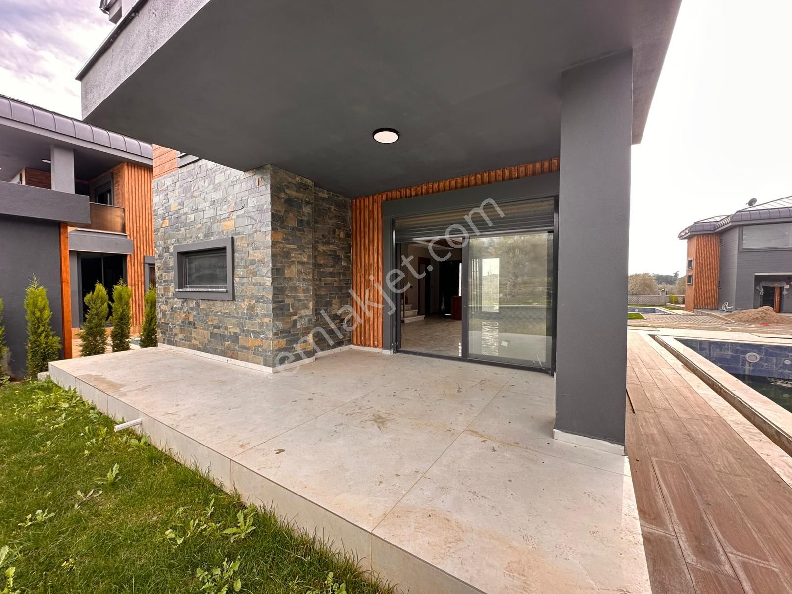 Güre Ağaçlı Yolda Havuzlu 3+1 Site İçerisinde Müstakil Satıılık Villa - Görsel 7