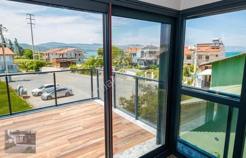 Urla İçmeler Satılık Villa Urla İçmeler'de Denize Sıfır Triplex Villa