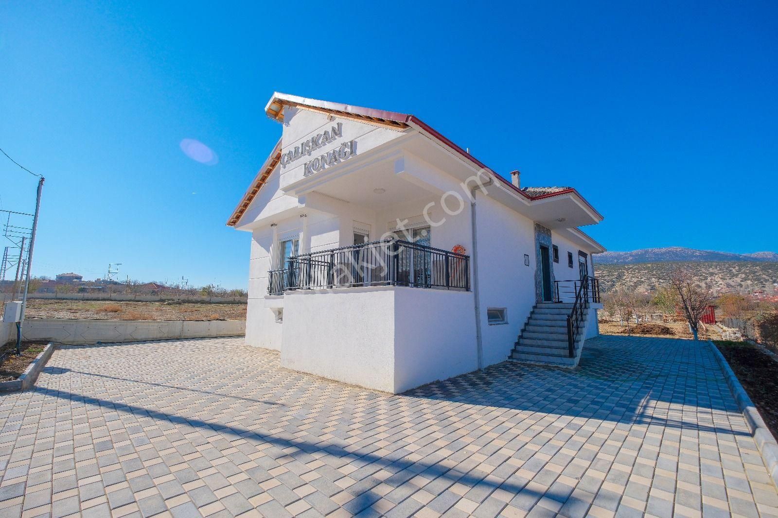 Korkuteli Yelten Satılık Villa Korkuteli Yeltende 1065 M2 Arsa İçinde 3+1 İskanlı Lüks Villa