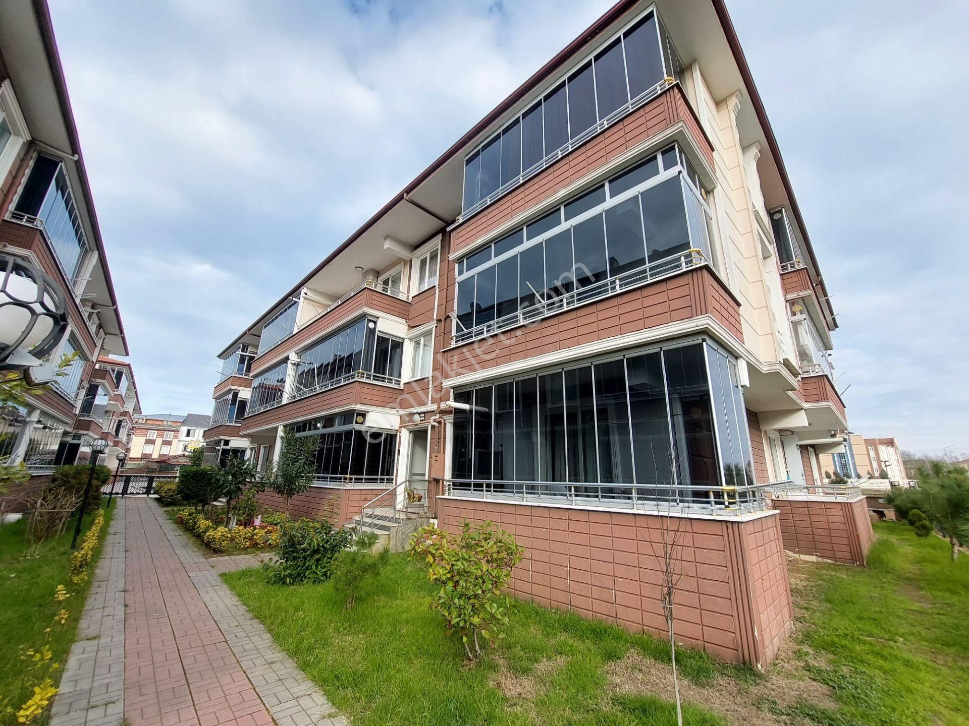 Karasu Yalı Satılık Daire Havuzlu Sitede Cam Balkon+kombili Ferah Satılık 2+1