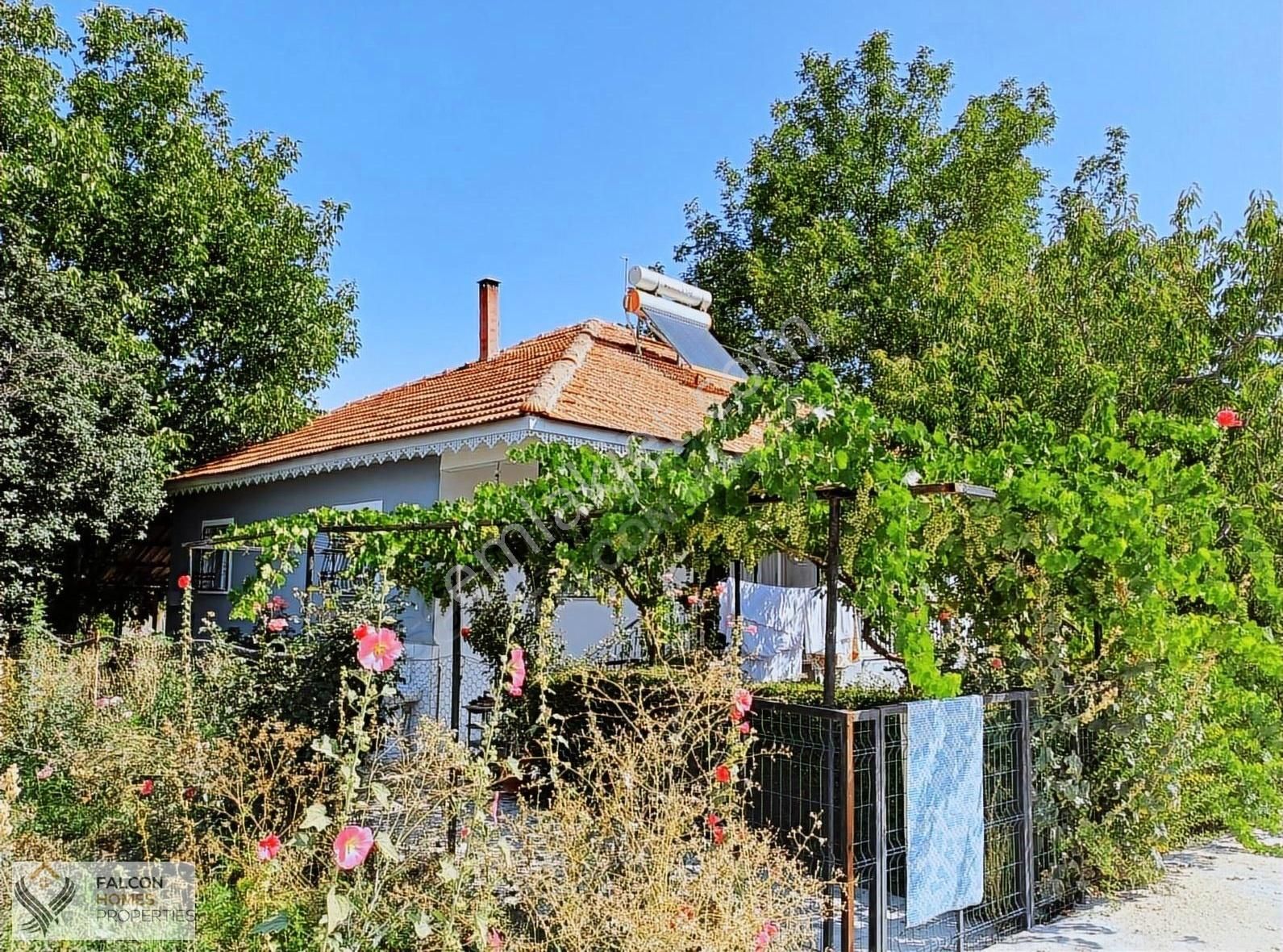 Söğüt Merkezde 592 M2 Arsa İçinde Müstakil Ev