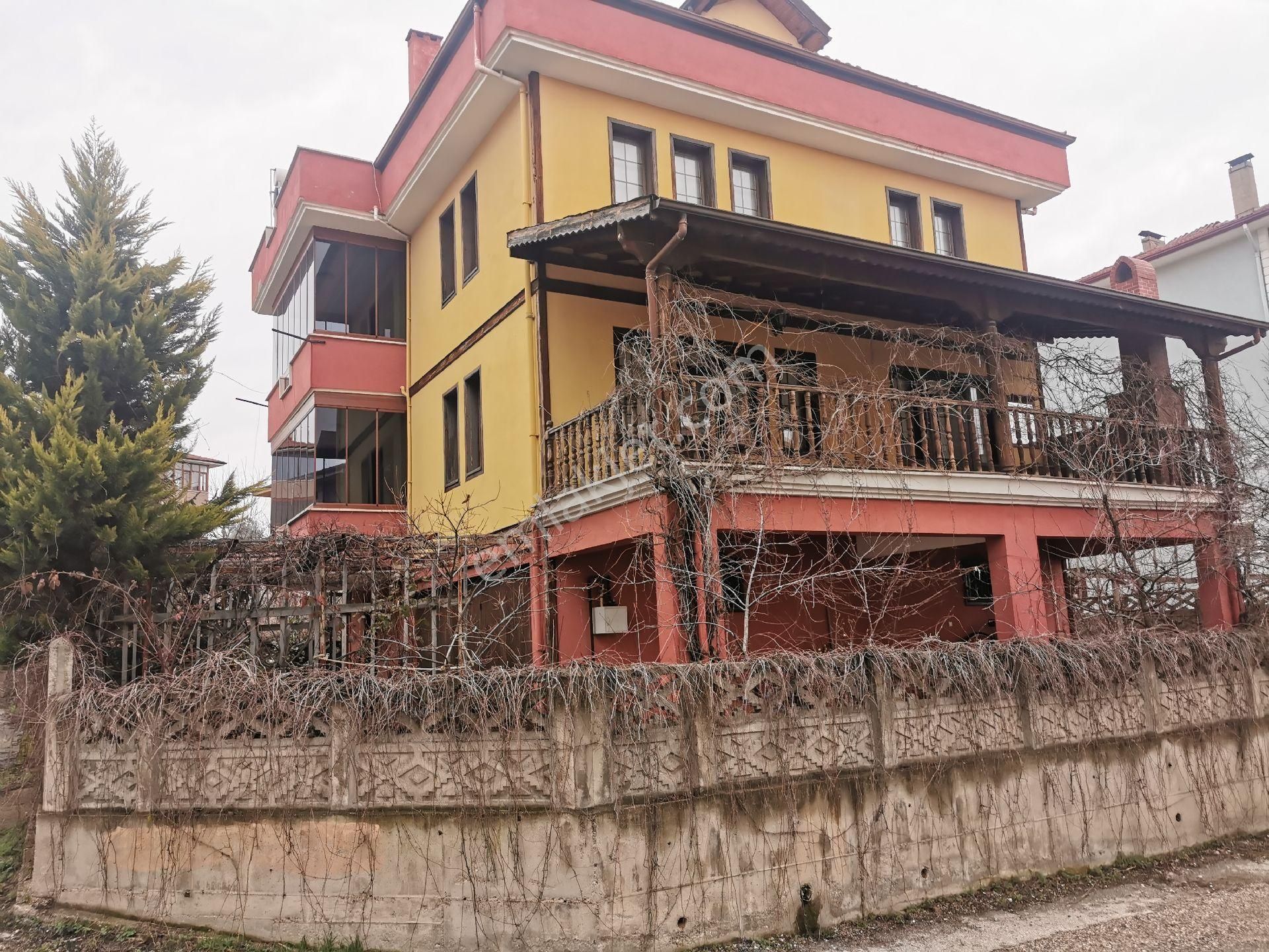 Safranbolu Bağlarbaşı Satılık Villa 3 Katlı Müstakil Ev