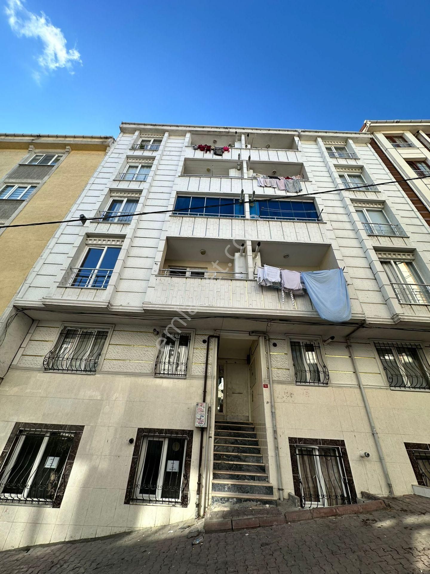 Esenyurt İncirtepe Metrobüse Yakın Kiralık Daire Şahane'den Giriş Gibi Bahçe Kat 2+1