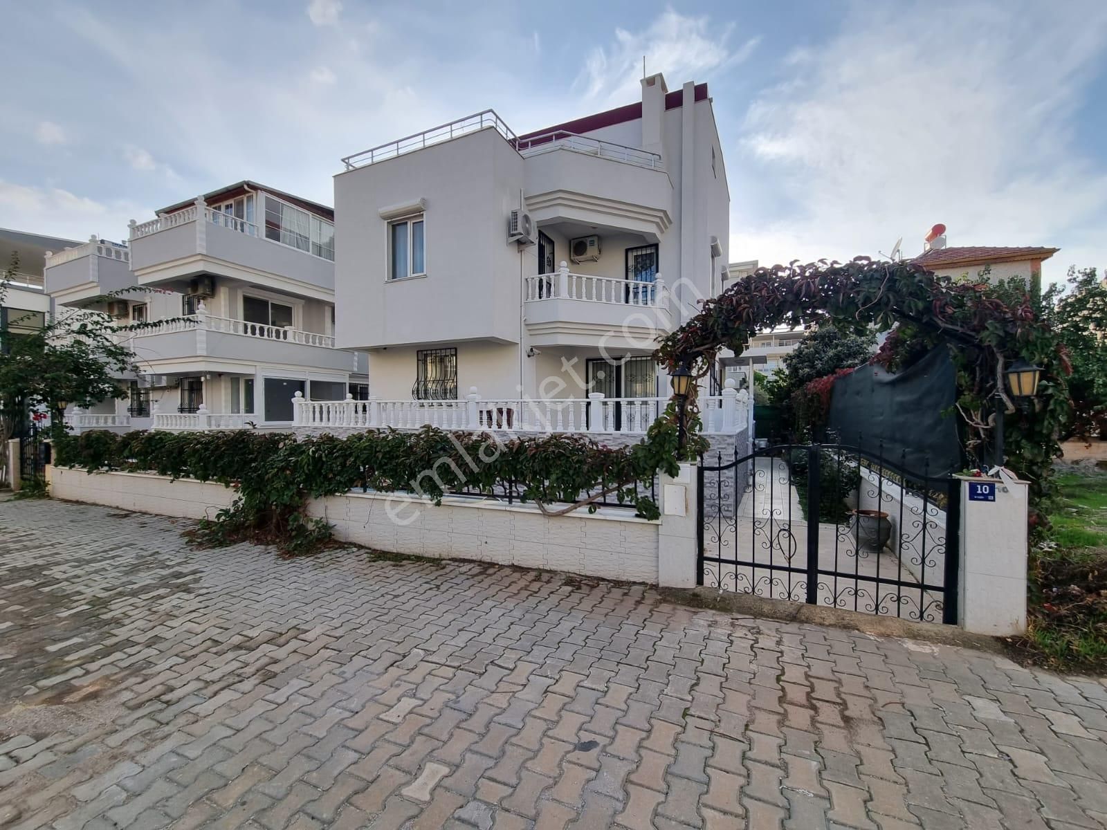 Didim Çamlık Satılık Villa Didim Çamlık Mah. Denize 900m Mesafede 4+1 Havuzlu Tam Müstakil Villamız Satılıktır