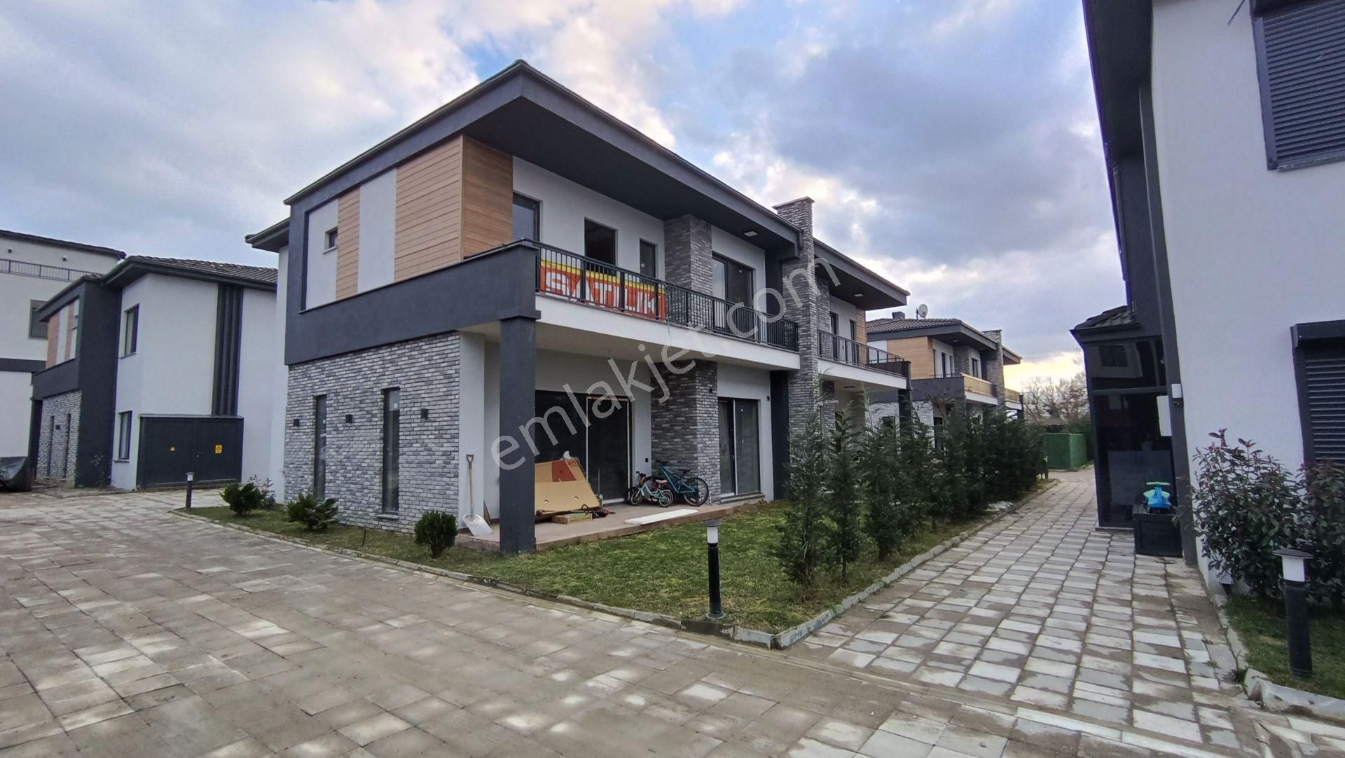 Düzce Merkez Kuyumcuhacıali Satılık Villa Kuyumcuhacıali'de Site İçerisinde 4+1 Satılık Dubleks Villa