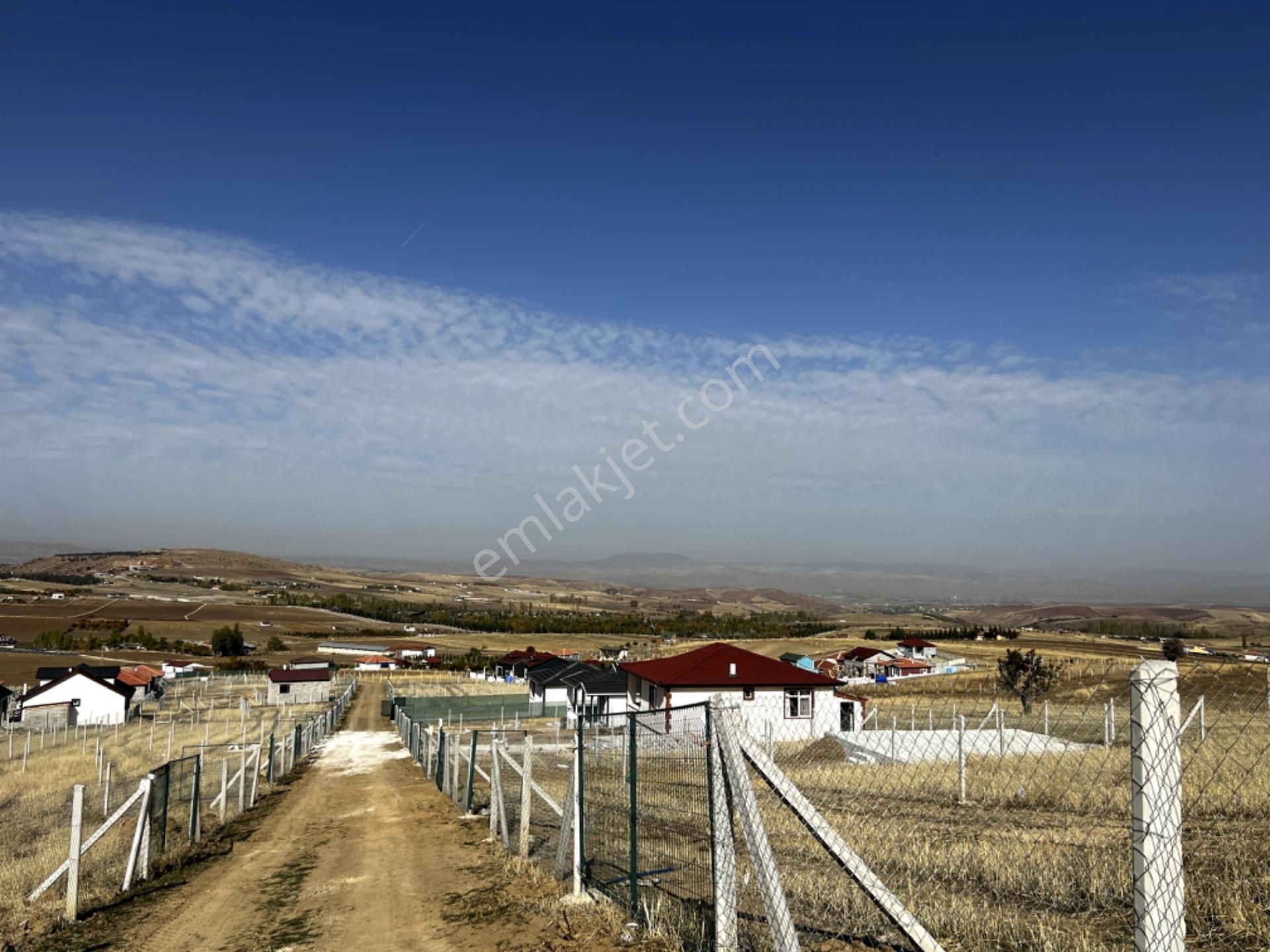 Altındağ Peçenek Satılık Tarla Peçenek'te Elektirik Aktif Su Sontaj 250 500m2 Oluşan Bahçeler