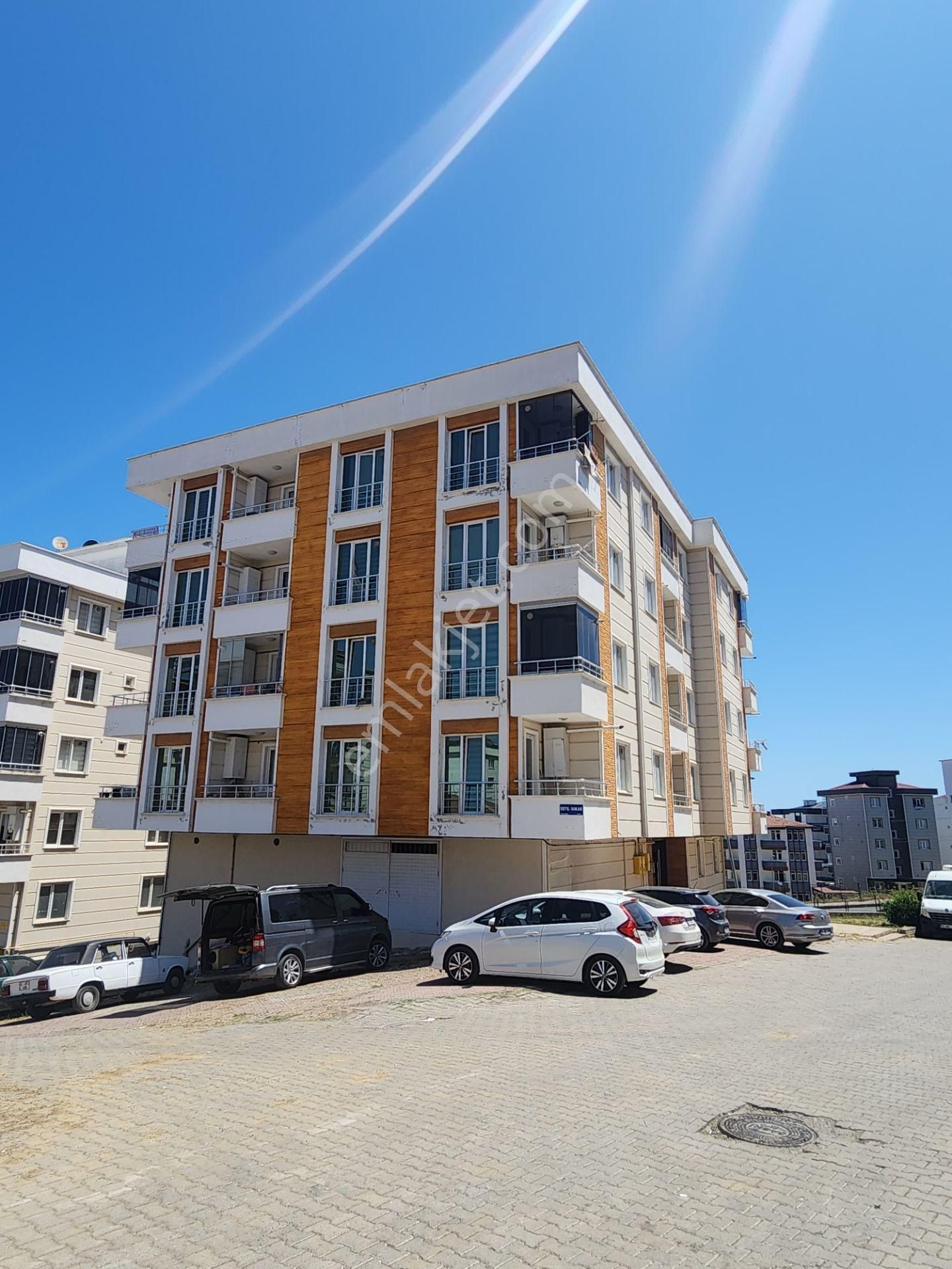 Çamlıcadan Tramvaya Cephe Konumda Kiralık 1+1 Eşyalı Daire