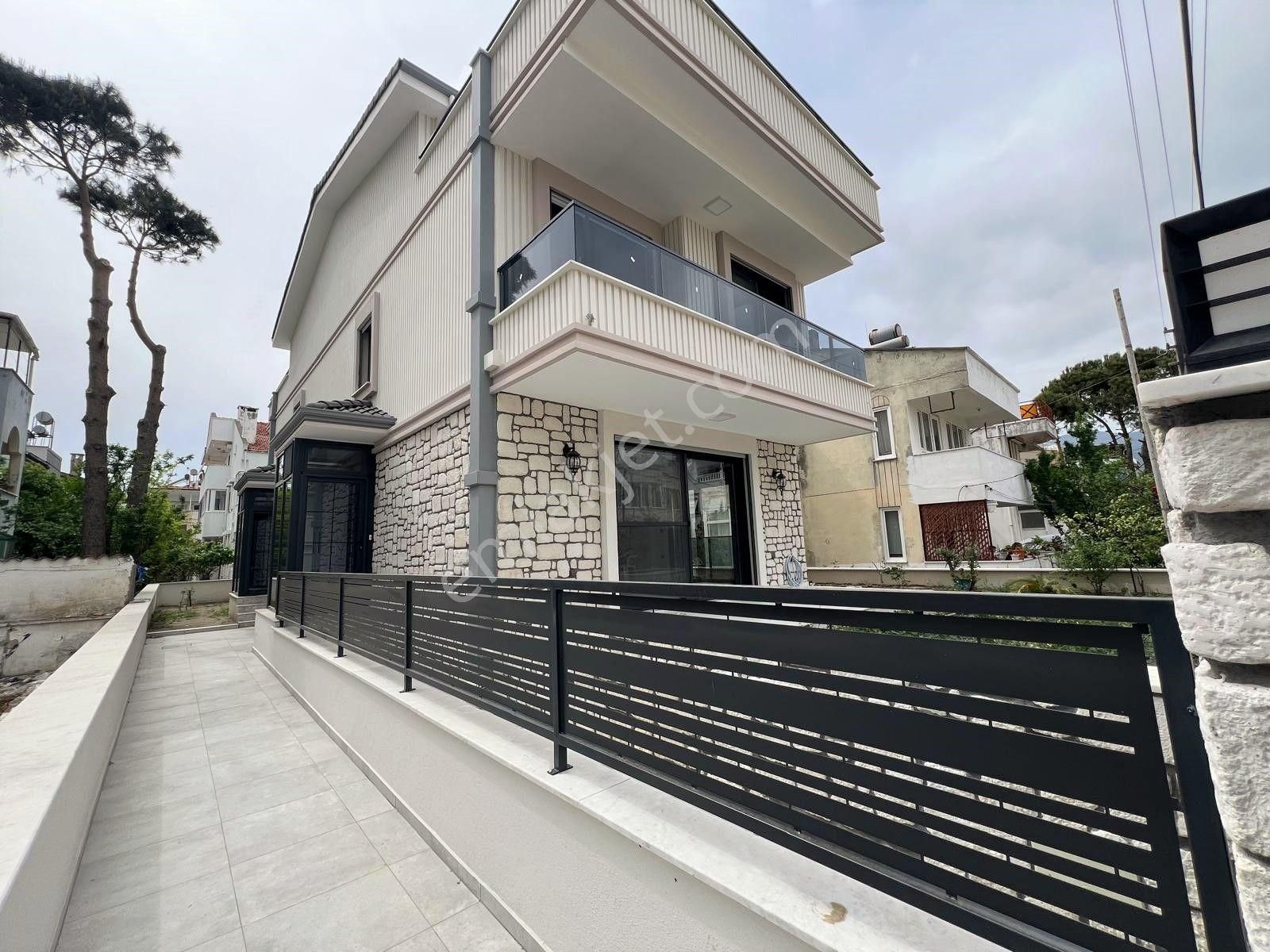 Edremit Akçay Satılık Villa Aras Emlaktan Akçayda Denize 200 Metre 3+1 Tripleks Villa