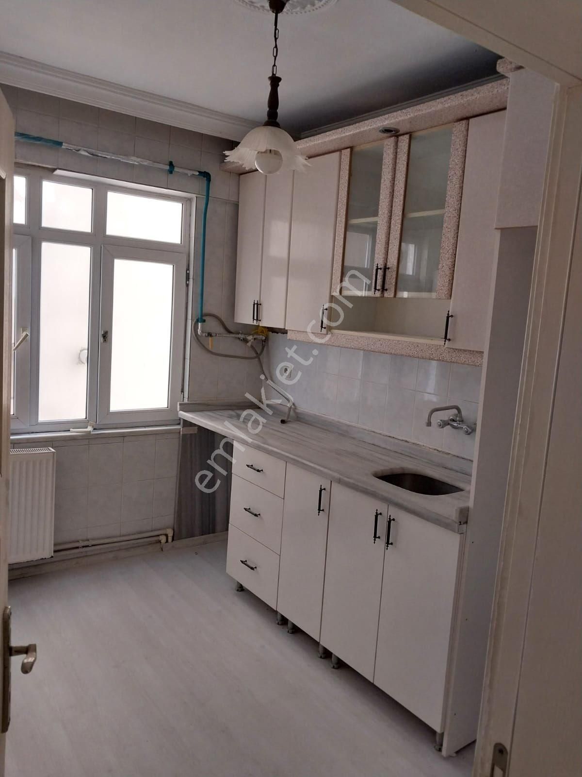 Küçükçekmece İnönü Kiralık Daire İnönü Mahallesi Pazartesi Pazarı Yakın 2 + 1 Dördüncü Kat Yabancı Uygun Kiralık Daire