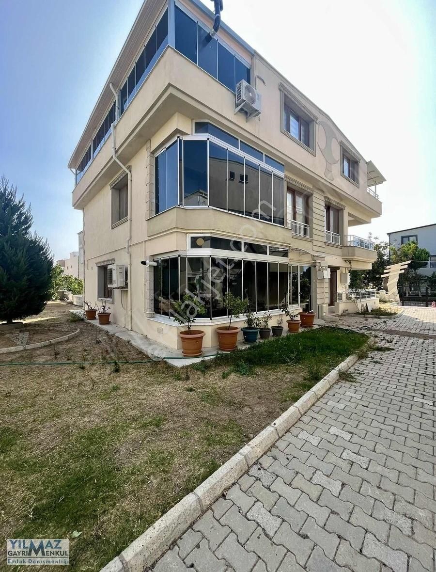 Aliağa Yenişakran Kiralık Müstakil Ev Şakran'da Denize 200 Mt , Bahçeli 6+1 Kiralık Tripleks