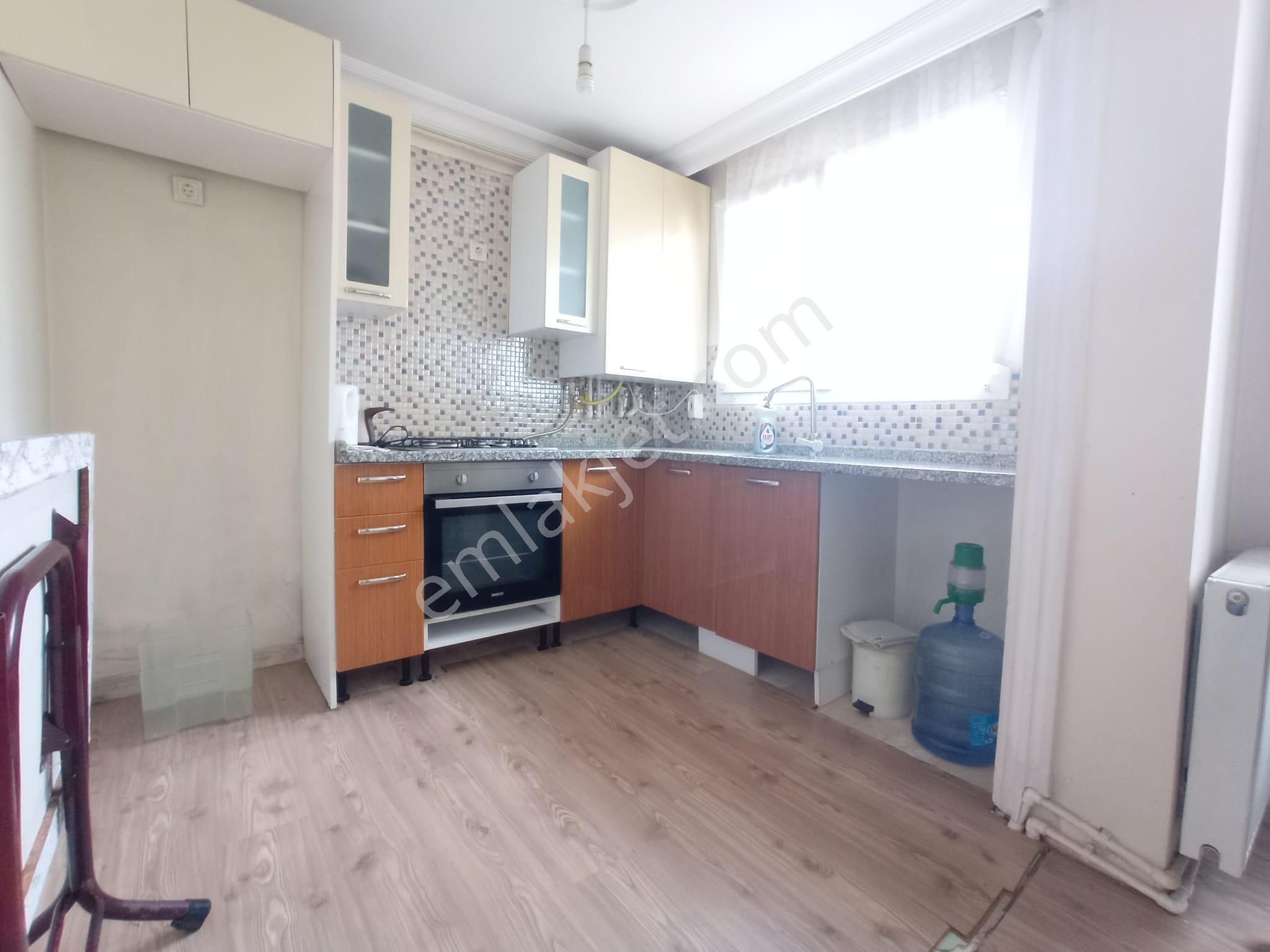 Maltepe Zümrütevler Kiralık Daire Ayrık Nizam 1 Kat Acık Otoparklı 2+1 87m2 Güneş Alan Boyalı