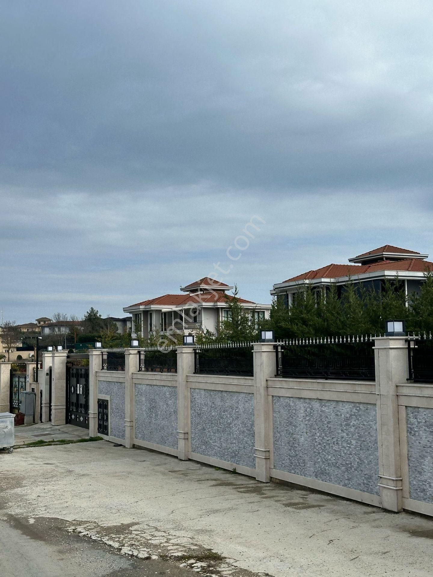 Büyükçekmece Türkoba Satılık Tarla Büyükçekmece Tepekent Villaları İçinde 250m2 İmarlı Etrafı Çevrili Villa Arsası