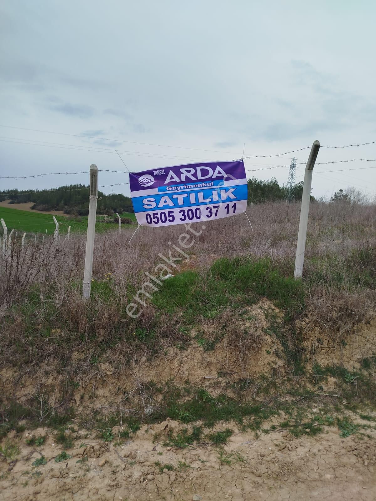 Akkuyuda Suyu Olan Elektirik Önünde Bulunan Etrfı Çevrili 600 Metrekare Hissemiz Satılıktır.