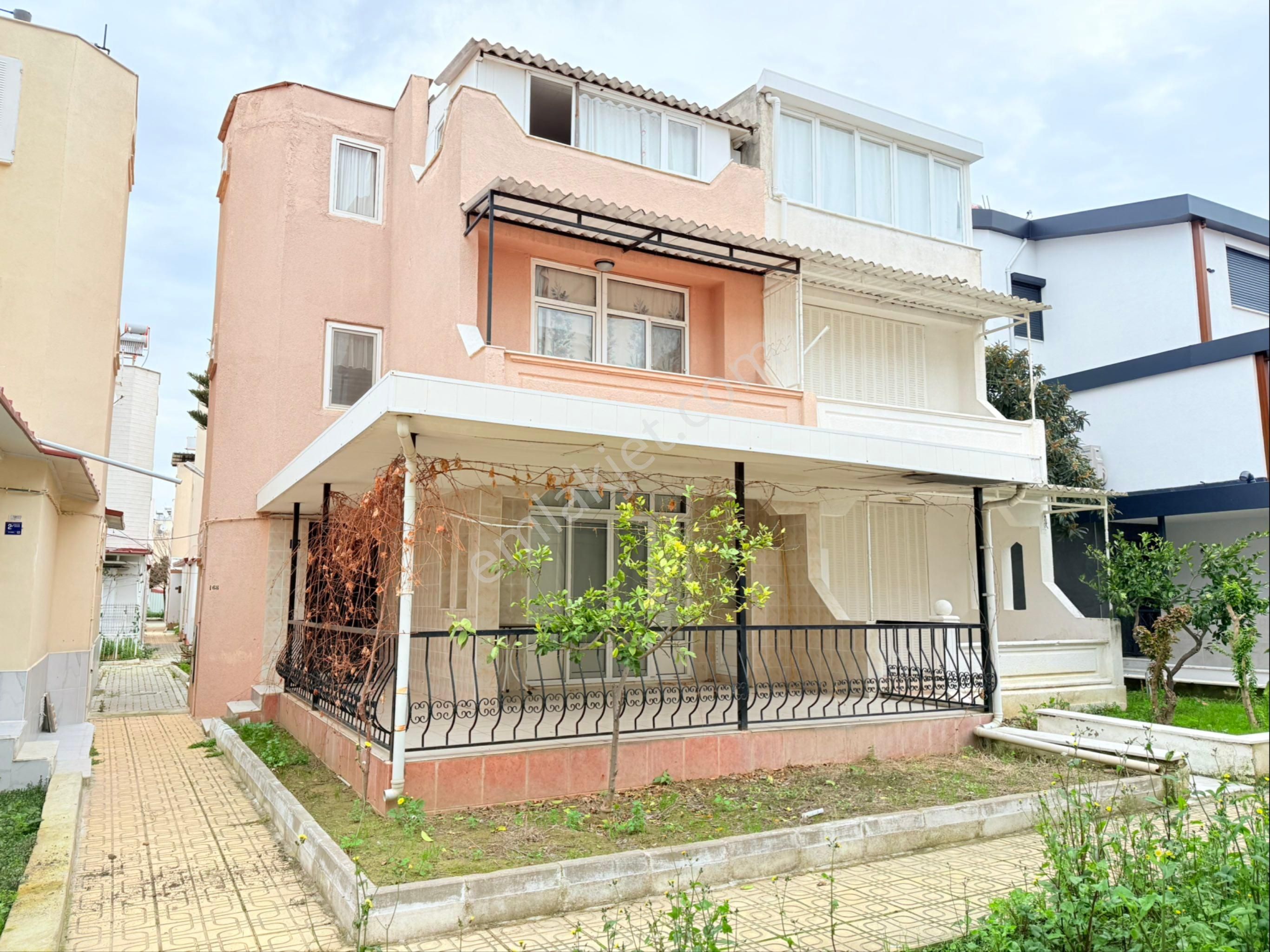 Kuşadası Davutlar Satılık Villa Kuşadası Davutlar Sahile Yürüme Satılık 3+1 Havuzlu Sitede Yazlık