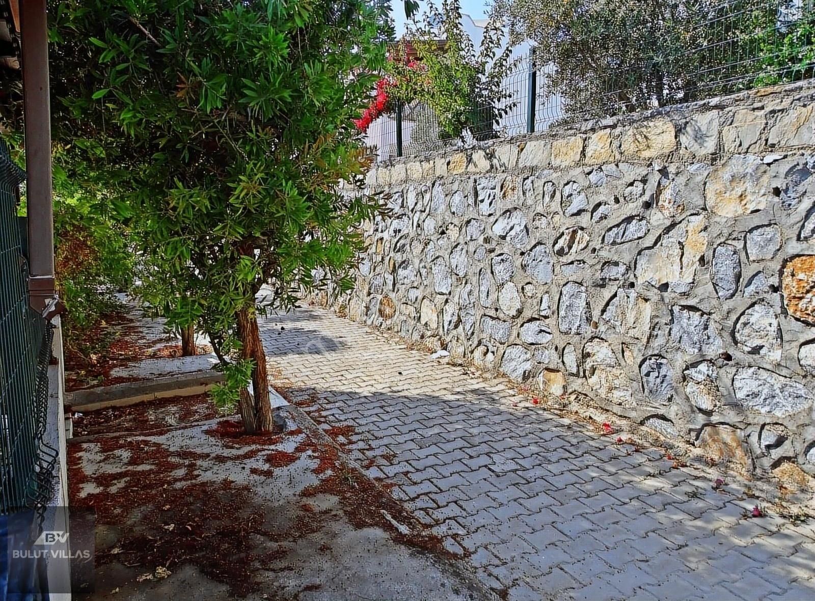 Milas Boğaziçi Satılık Villa Bodrum Adabükünde Deniz Manzaralı Özel Plajlı Sitede Villa