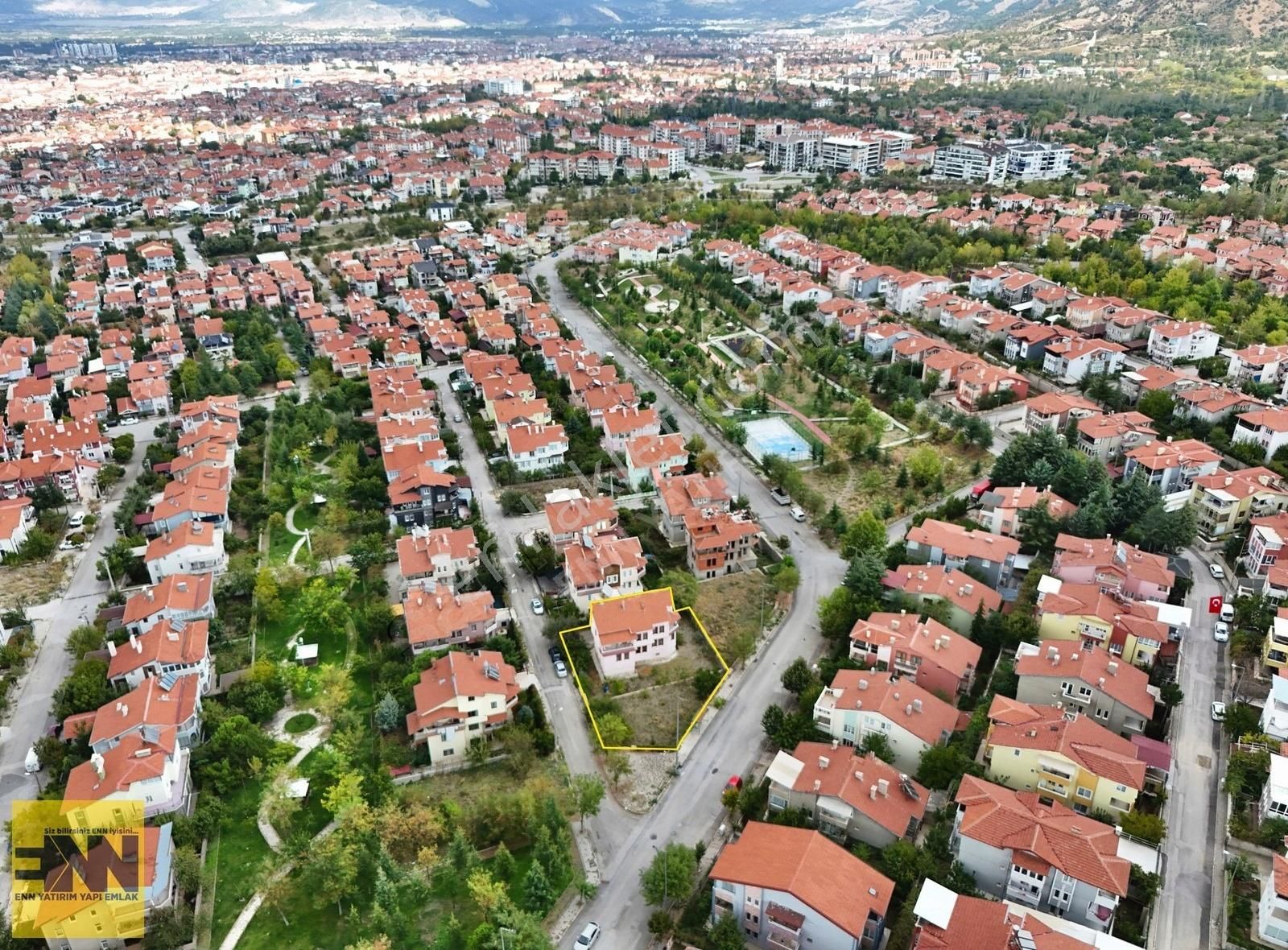 Isparta Merkez Işıkkent Satılık Müstakil Ev Isparta Işıkkent Köşe Parsel Büyük Arsa İçersinde Müstakil Bina