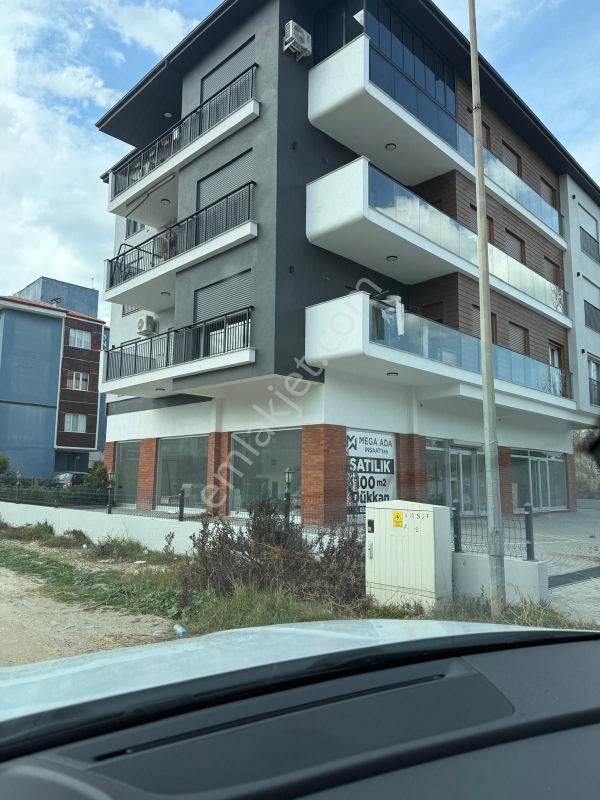 Kuşadası Davutlarda Satılık Full Eşyalı 2+1 80 M2 Köşe Konum Arakat Süper Daire.