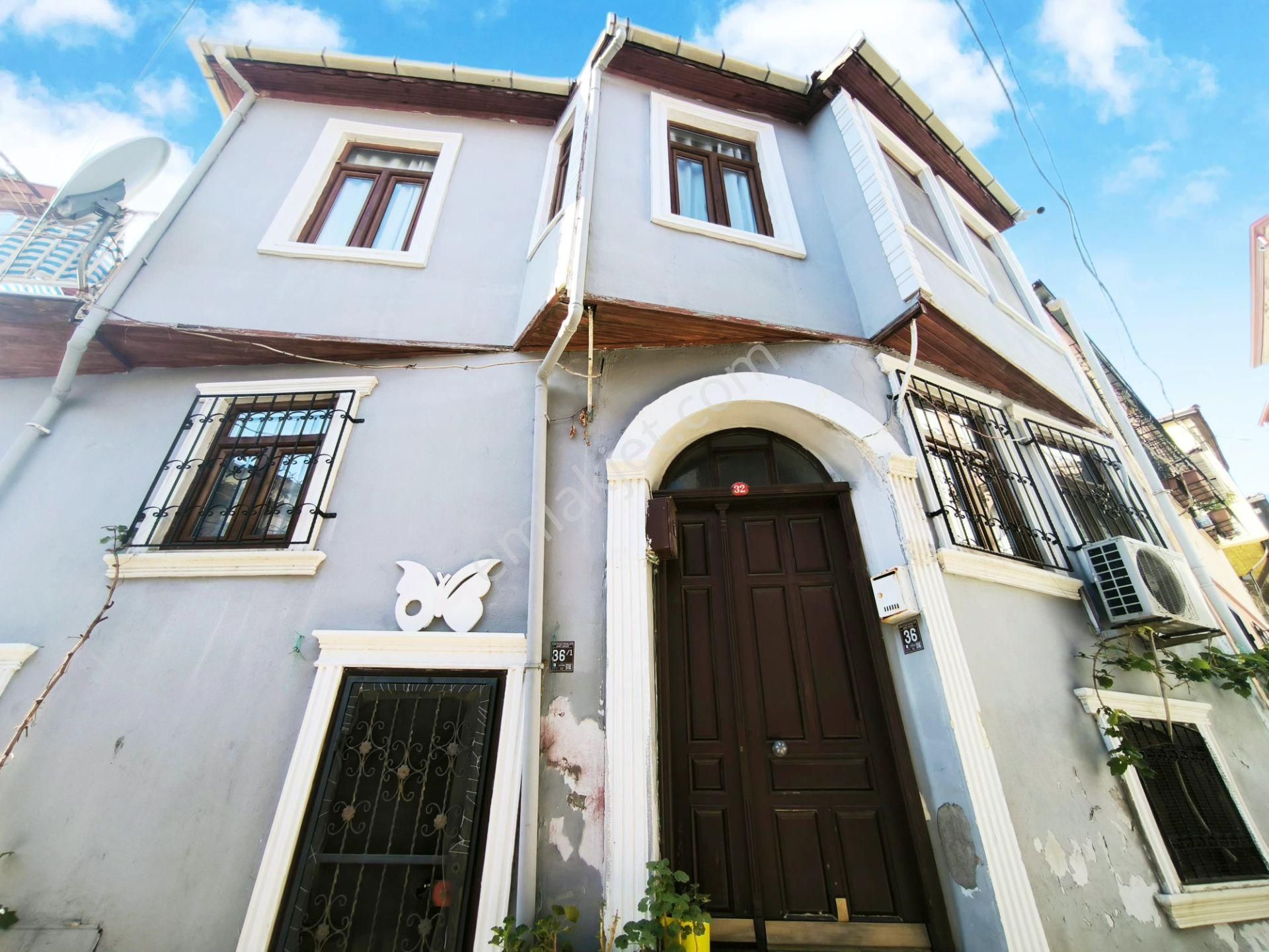 Ayvalık İsmetpaşa Satılık Müstakil Ev Ayvalık Merkez Çarşıda 3 Katlı Rum Evi(taş Ev)