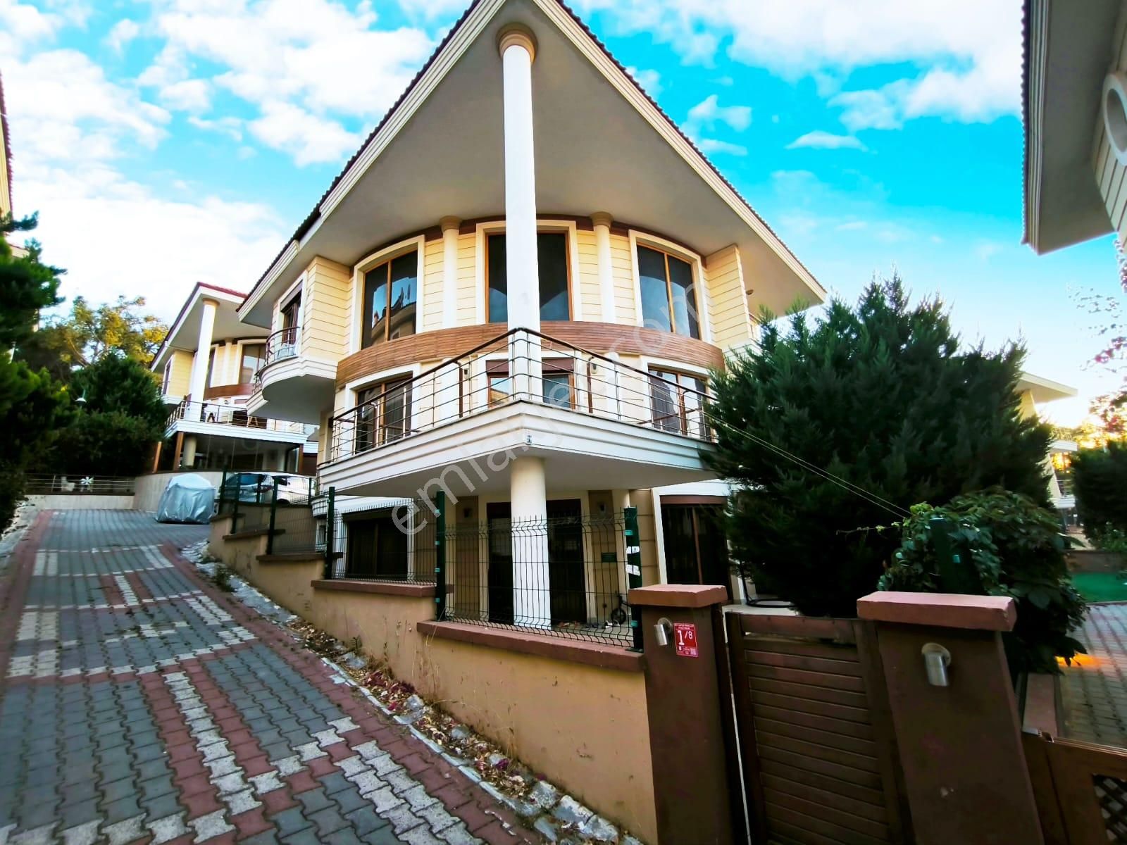 Ayvalık Sefa Çamlık Satılık Villa Sefa-çamlık/laka'da 270 M² 4+2 Tripleks Villa