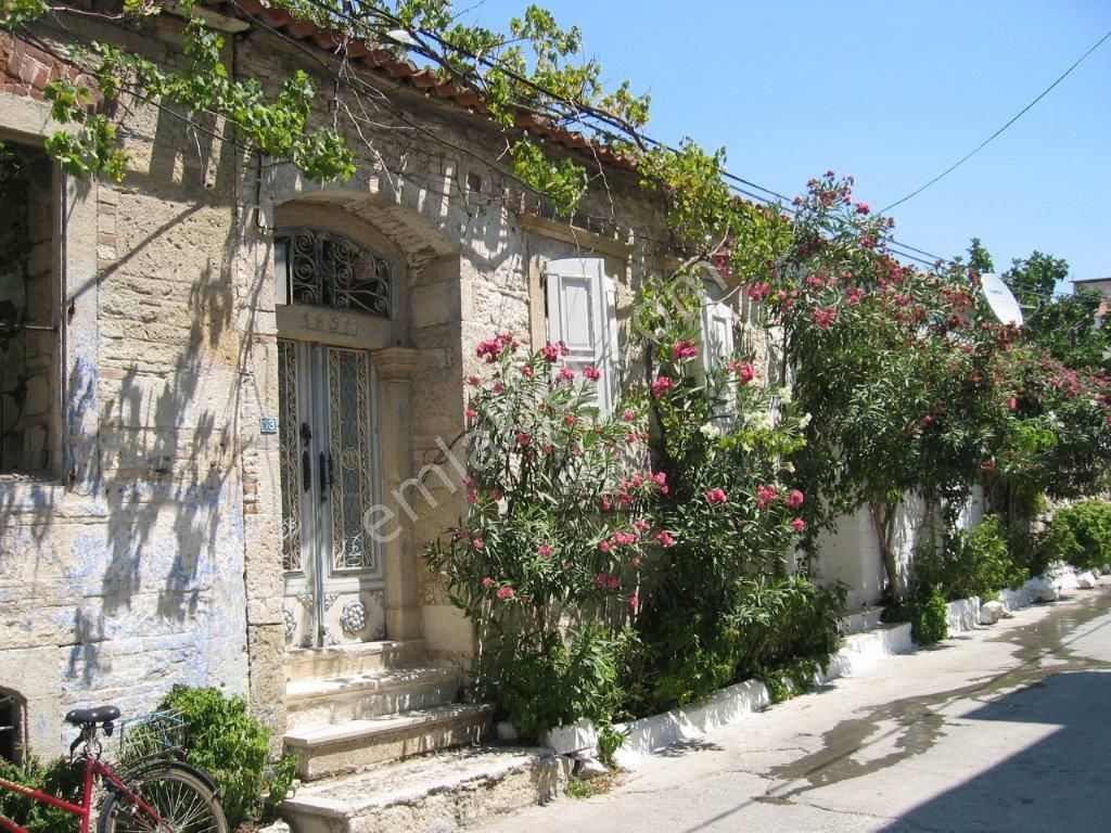 Foça Fevzipaşa Kiralık Yazlık Sahibinden Stone House Vılla Foça Çarşı (bahçeli Tarihi Rum Evi) Sezonluk - Düzenli Temizlik Dahil