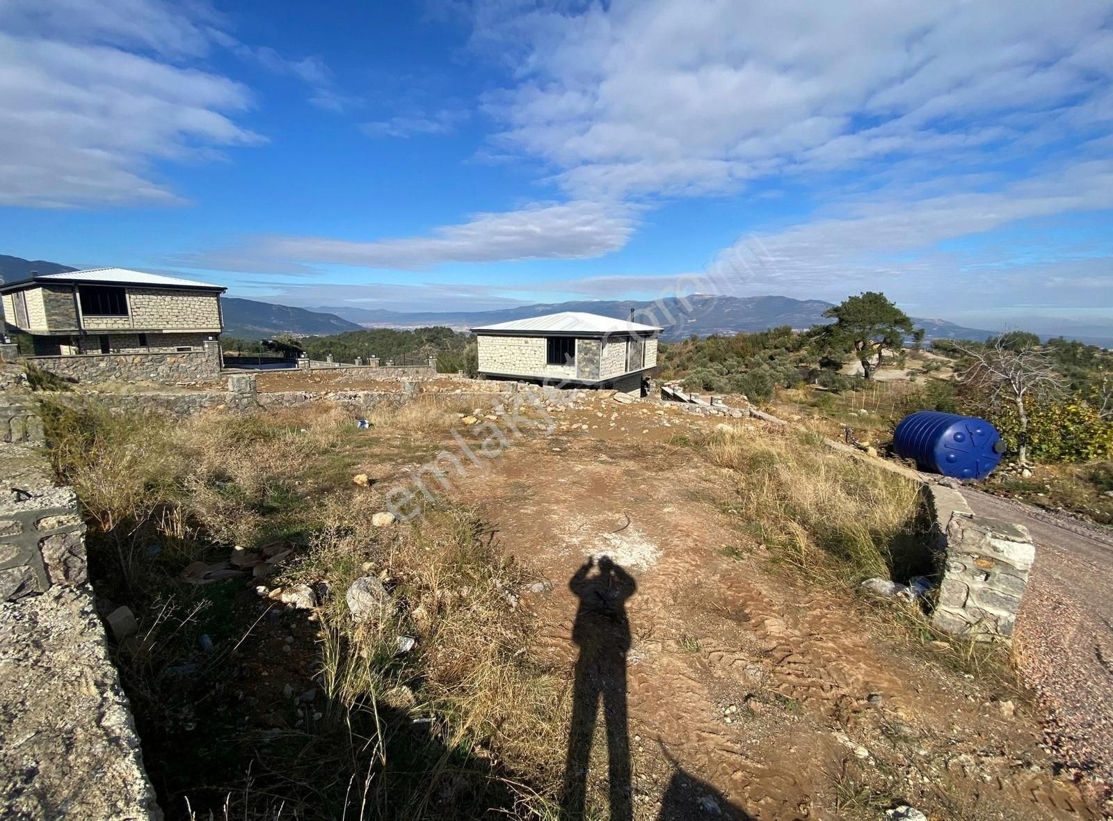 Kemalpaşa Yukarıkızılca Merkez Satılık Tarla Yukarı Kızılca Akkaya'da Manzaraya Hakim 400m2 Bahçe