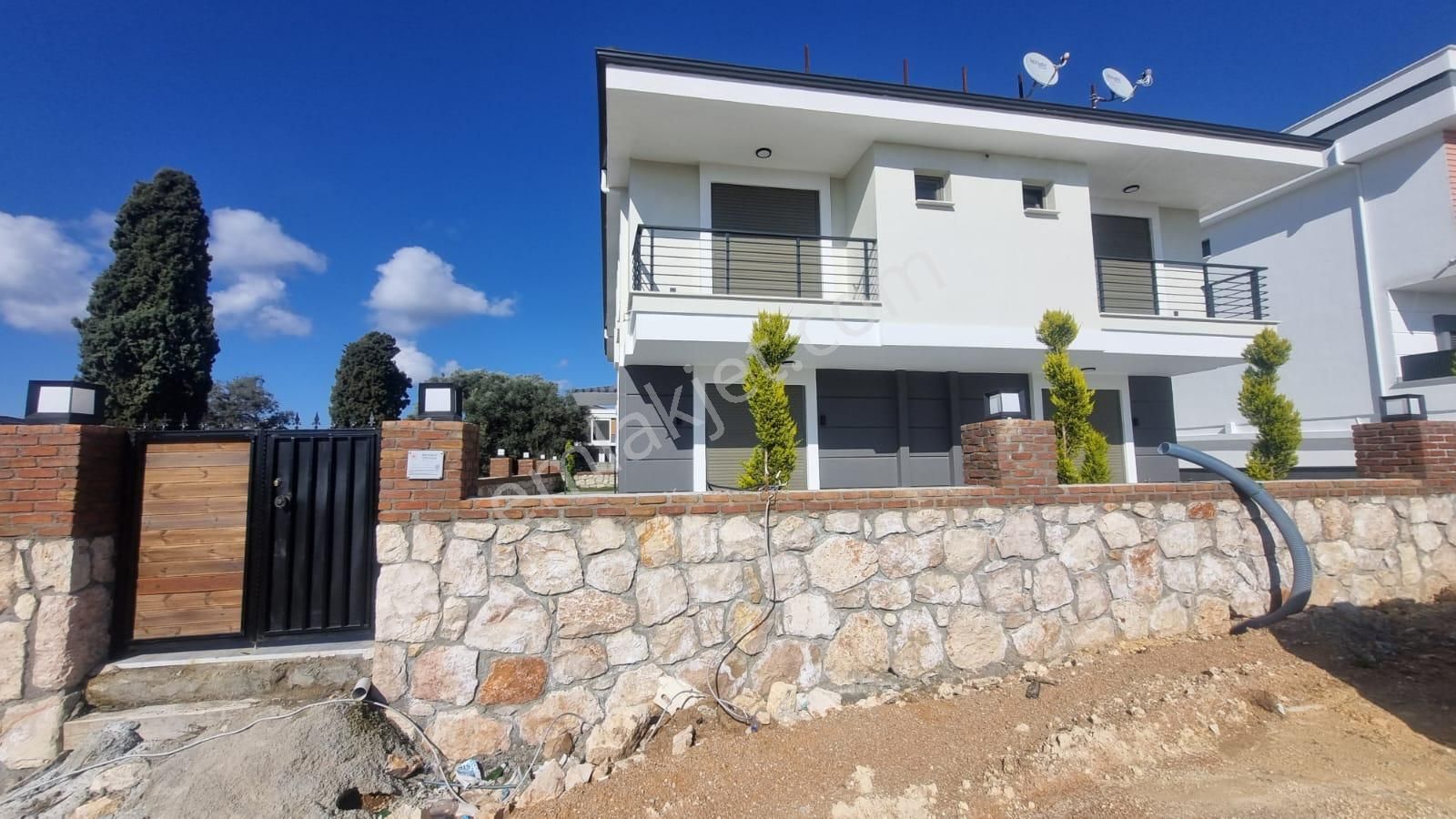 Didim Hisar Satılık Villa Didim'de, Anayola Çok Yakın, Merkezi Konum, Satılık 3+1 Dubleks Villa