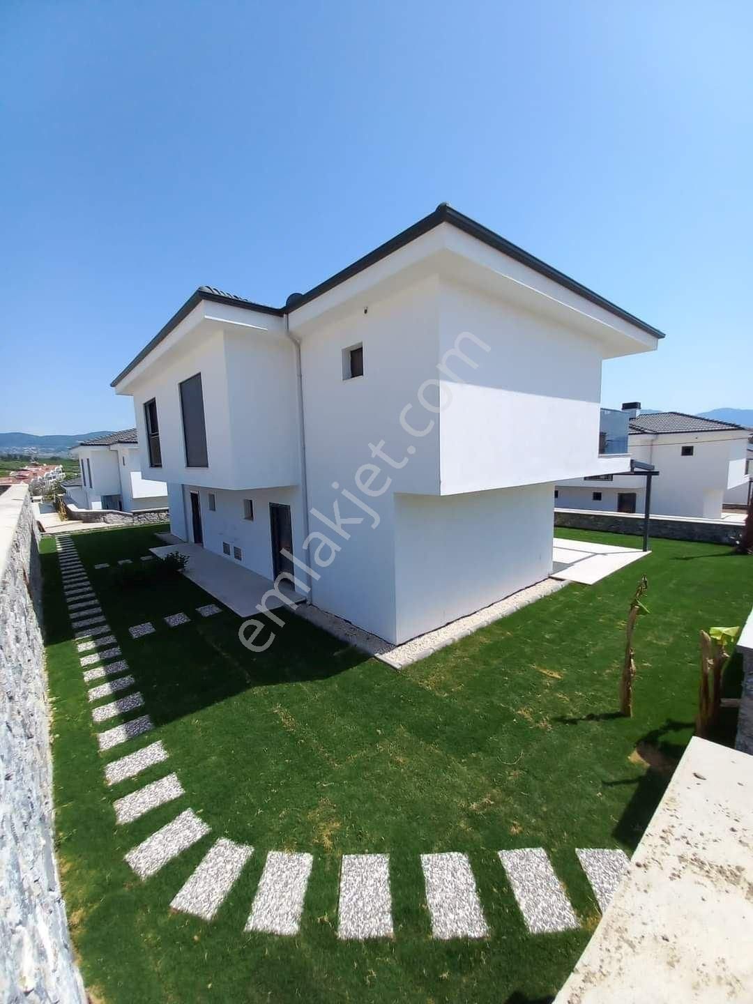 Kusadasinda Soğucak Mevki Satılık Bahceli Yeni Villa