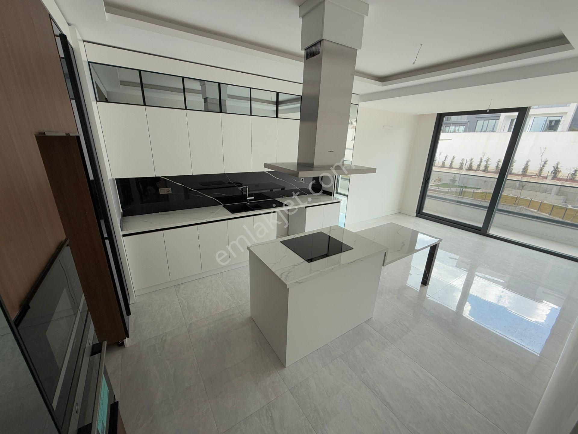 Çankaya Alacaatlı Satılık Daire Çankaya Alacaatlı Mah 175m2 Sıfır Asansörlü 2.arakat 4+1 Daire