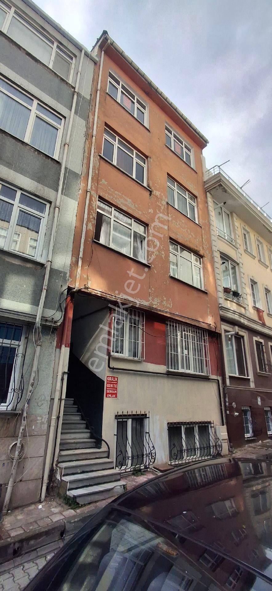 Fatih Hırka-i Şerif Kiralık Daire Sadettin Efendi Sokak 2+1 20.000 Tl Üst Kat Kiralık