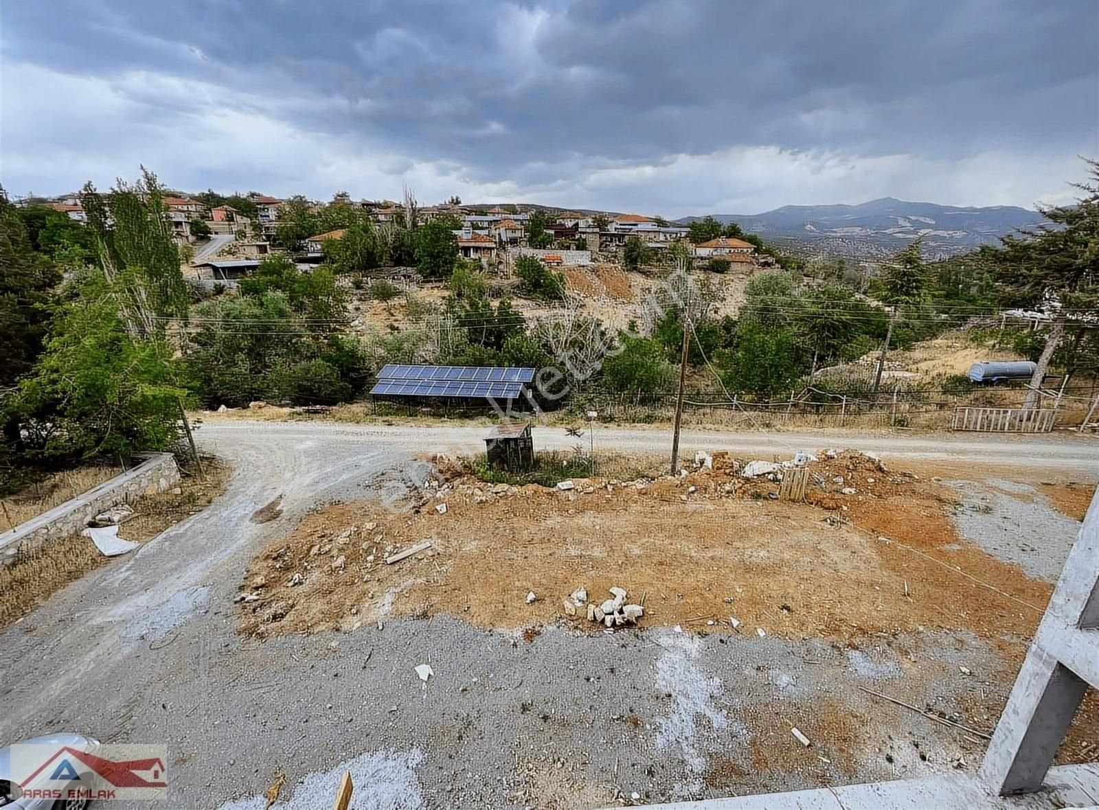 Yeşilova Harmanlı Köyü (Merkez) Satılık Villa İmarlı Köy İçinde Kaçmaz 740 M2 Villa Arsası Taş Duvar Ve Projesi Var