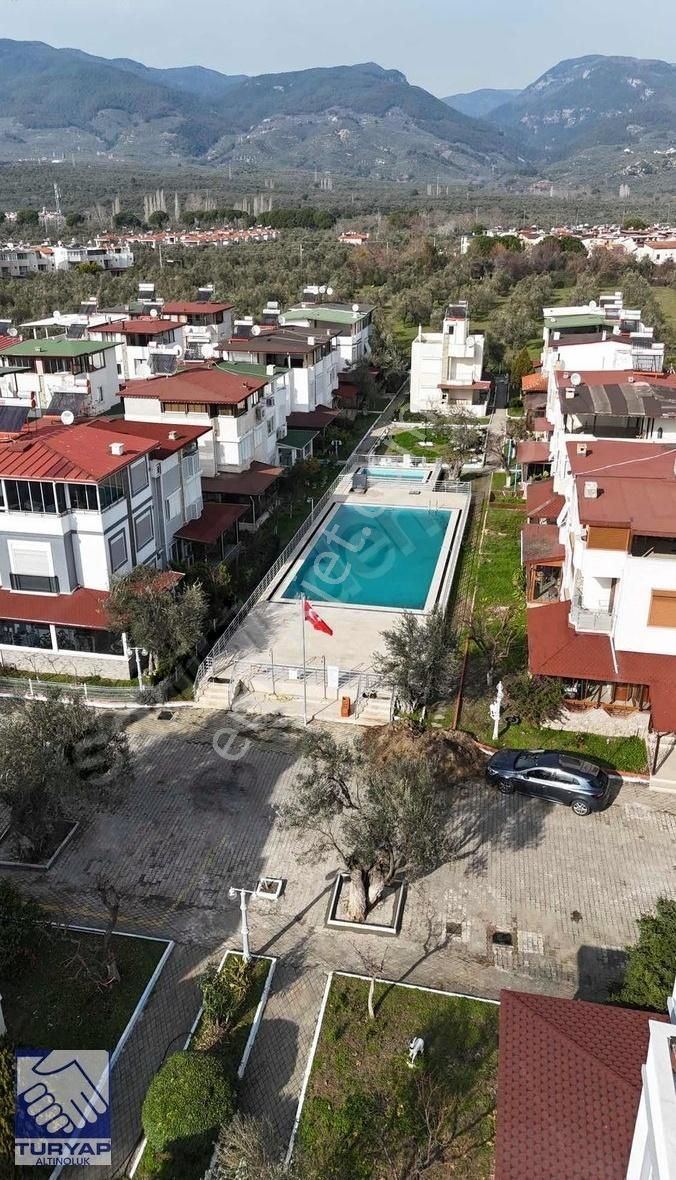 Edremit Avcılar Satılık Villa Altınoluk Fener'de Havuzlu Sitede Denize 150 M Satılık 4+1 Villa