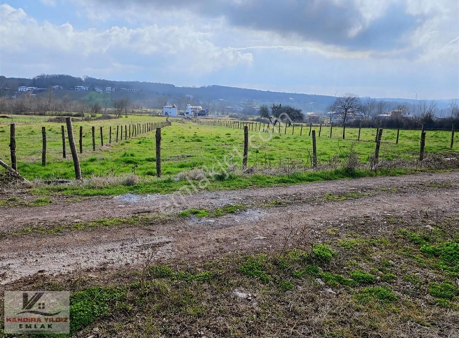 Kocaeli Kandıra Satılık Turizm İmarlı Çamkonakta Cebeci Sahile 3.5 Km Arazi 3.712 M2 Etrafı Çevrilidir