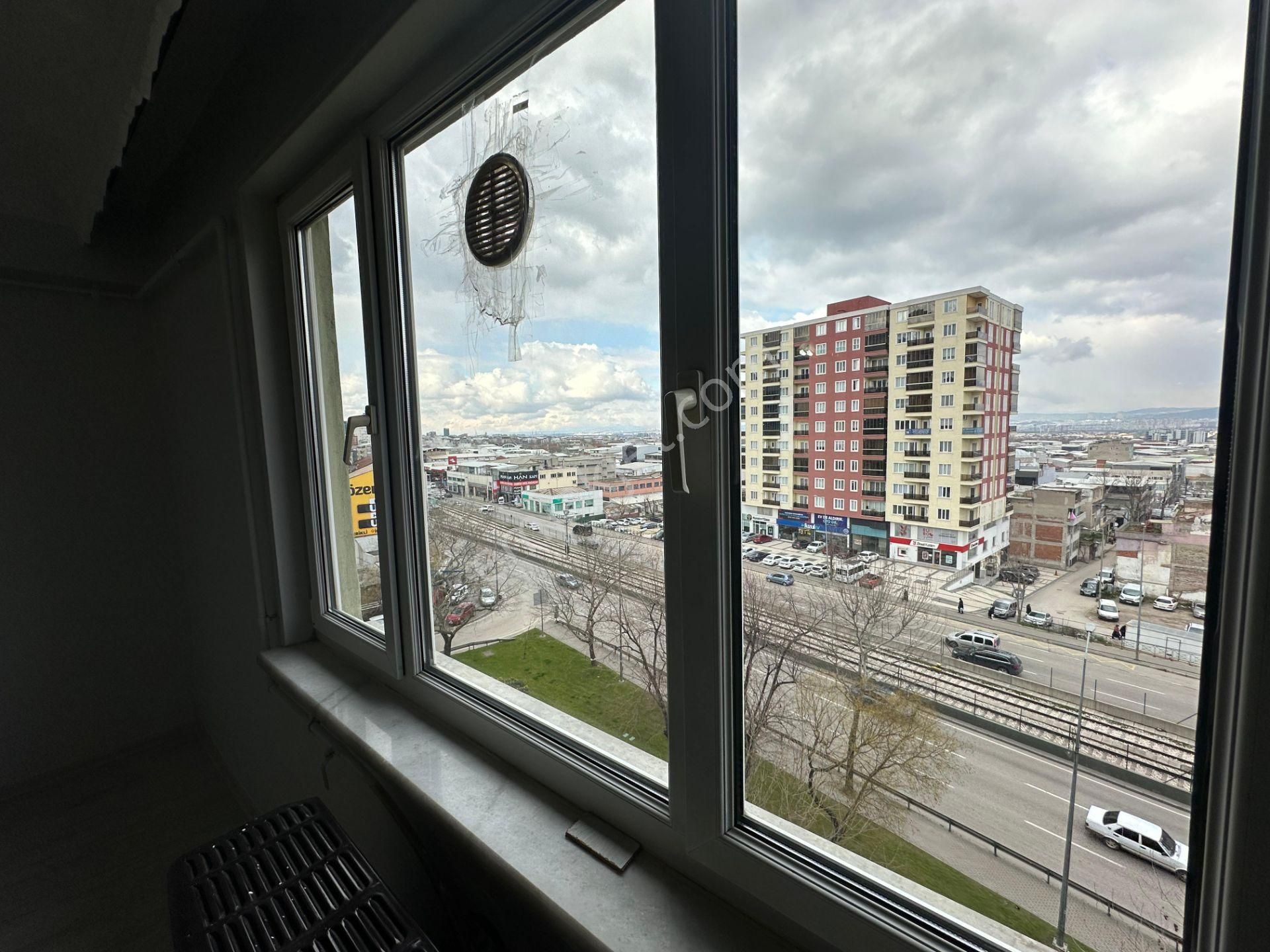 Metro Güzergahında Cadde Üzerinde Asansörlü 2+1 Satılık Daire