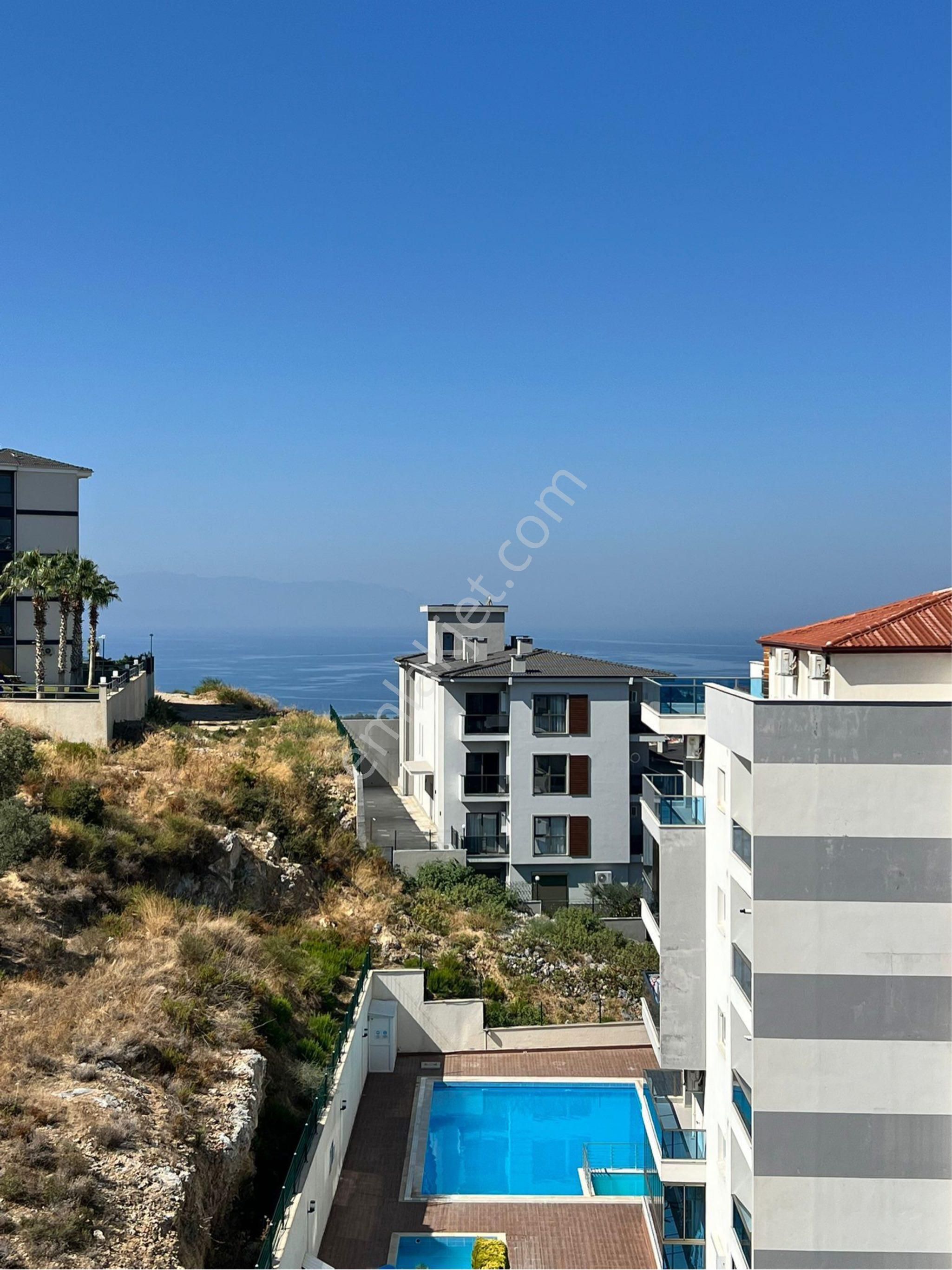 Kuşadası Değirmendere Satılık Daire Havuzlu Sitede Deniz Manzaralı 3+1 Dublex Geniş Satılık Daire