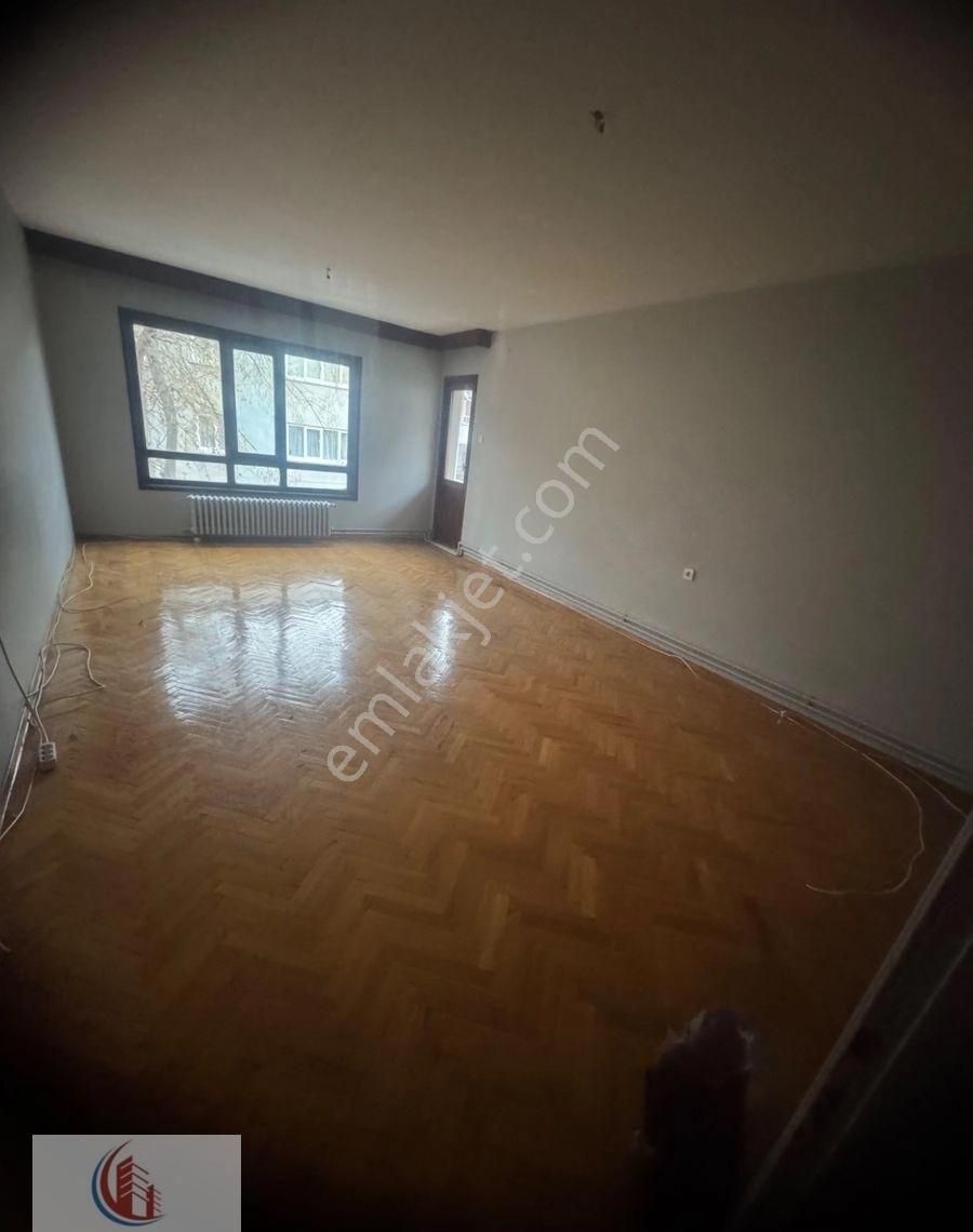 Çankaya Bahçelievler Kiralık Daire Bahçeli 3.caddede 3+1 Ara Katta Kombili 36 Bin Tl Cansudan