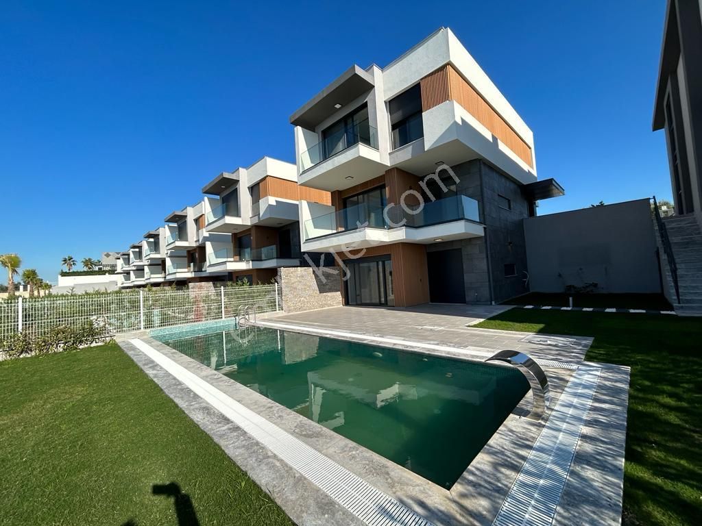 Kuşadası Soğucak Satılık Villa Kuşadası Soğucak'ta 500m2 Arsa, Deniz Manzarası Satılık 5+2 Villa