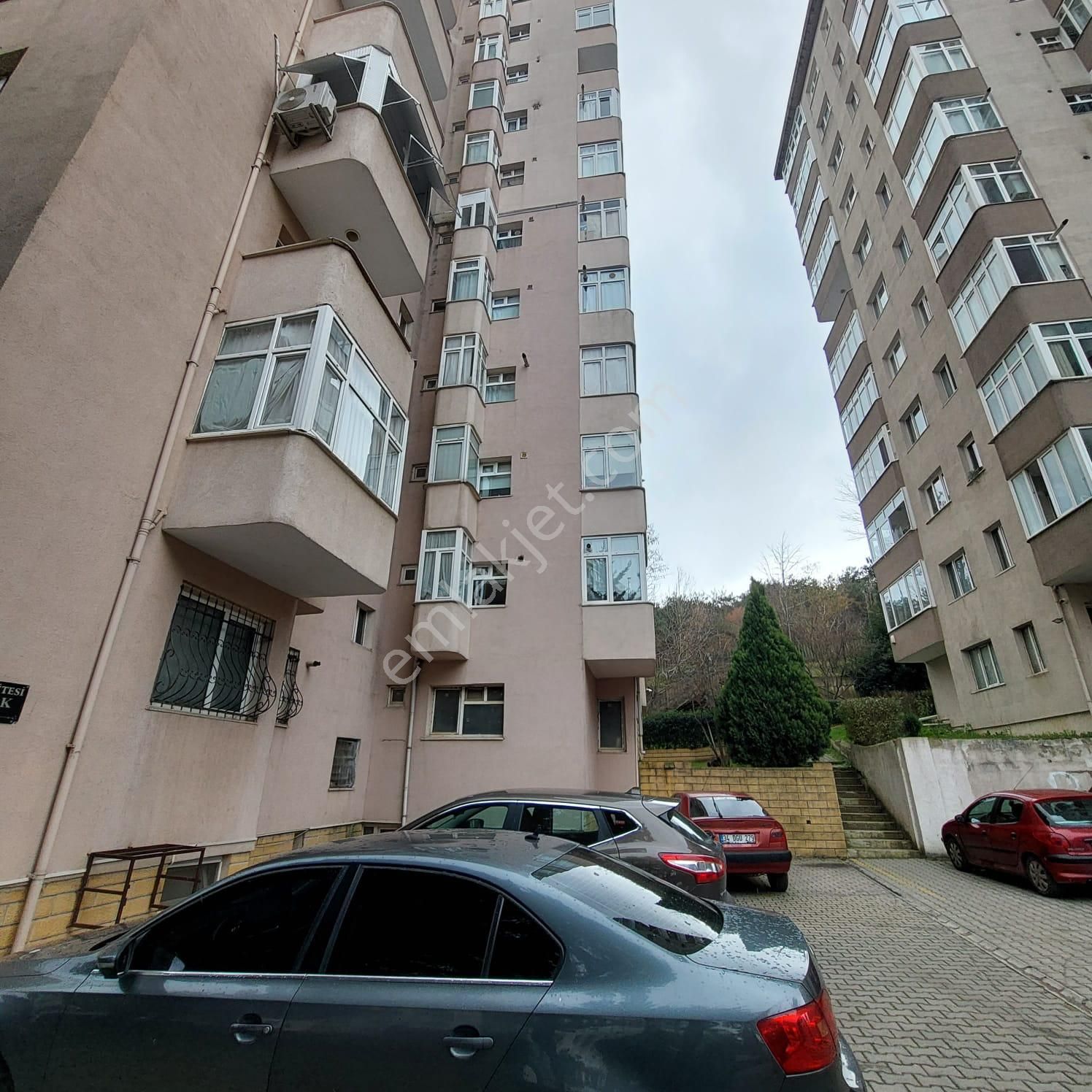 Kartal Uğur Mumcu Kiralık Daire Mertcan Dan Uğurmumcu Mah Site İçinde Arakat 3+1 Balkonlu