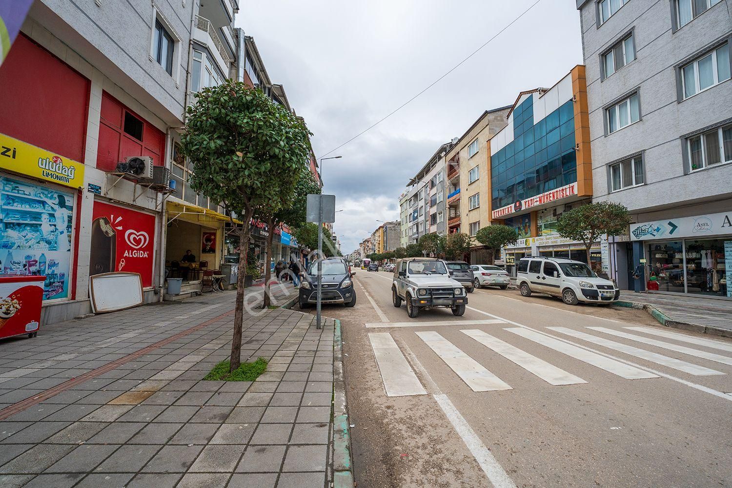 Gemlik Dr. Ziya Kaya Satılık Daire C21 Cius; Orhangazi Cad.cephe Satılık 2+1 Köşe Daire