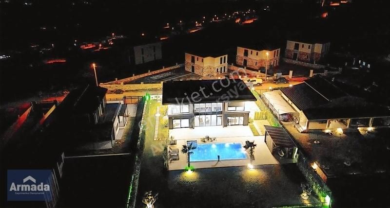 Foça Yenibağarası Satılık Villa Foçaköyde Emsalsiz Muhteşem Havuzlu Satılık 6+1 Villa