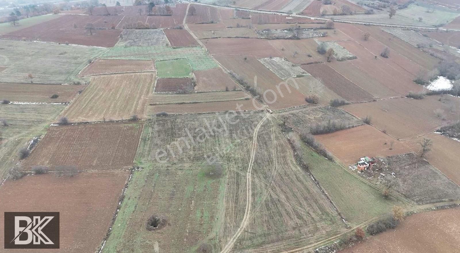 Bilecik Merkez Karaağaç Köyü Satılık Tarla Bilecik Merkez Karaağaç'ta 3.828 M2 Resmi Yollu Fırsat Arazi