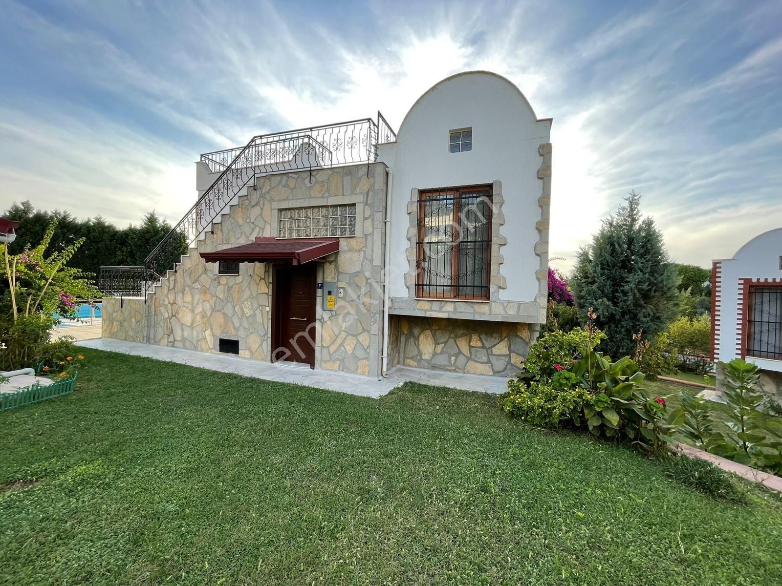 Kuşadası Soğucak Satılık Villa Kuşadası Sahilde,havuzlu Sitede, 3+1 Müstakil Villa