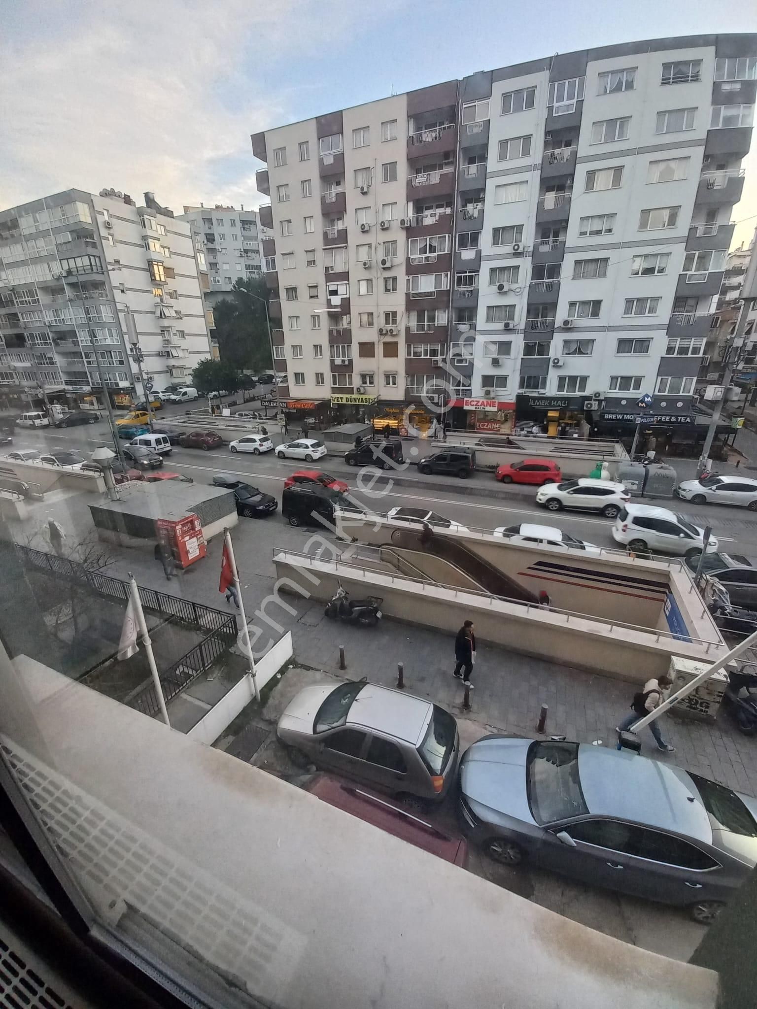 Konak Güzelyalı Kiralık Daire Güzelyalı Metro Bitişiği Otoparklı Temiz Geniş 3+1 160m2