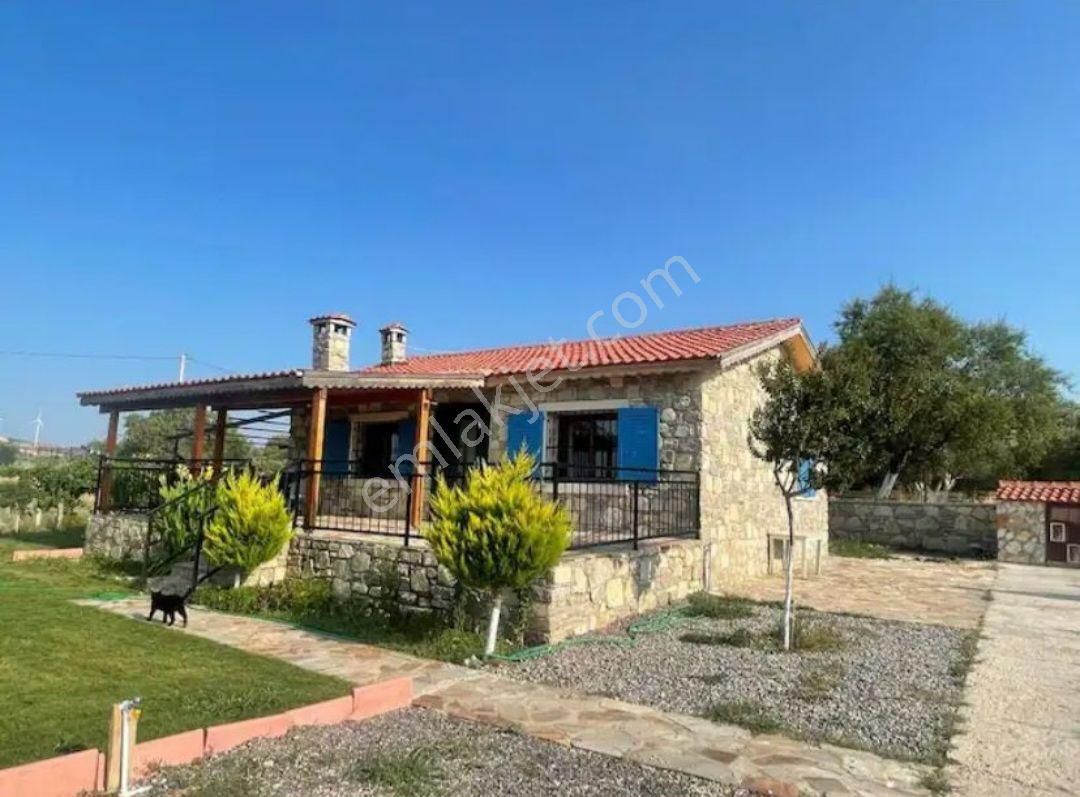 Çeşme Germiyan Satılık Çiftlik Evi Çeşme Germiyanda 1923 M² Arsa İçerisinde Satılık 2+1 Taş Ev