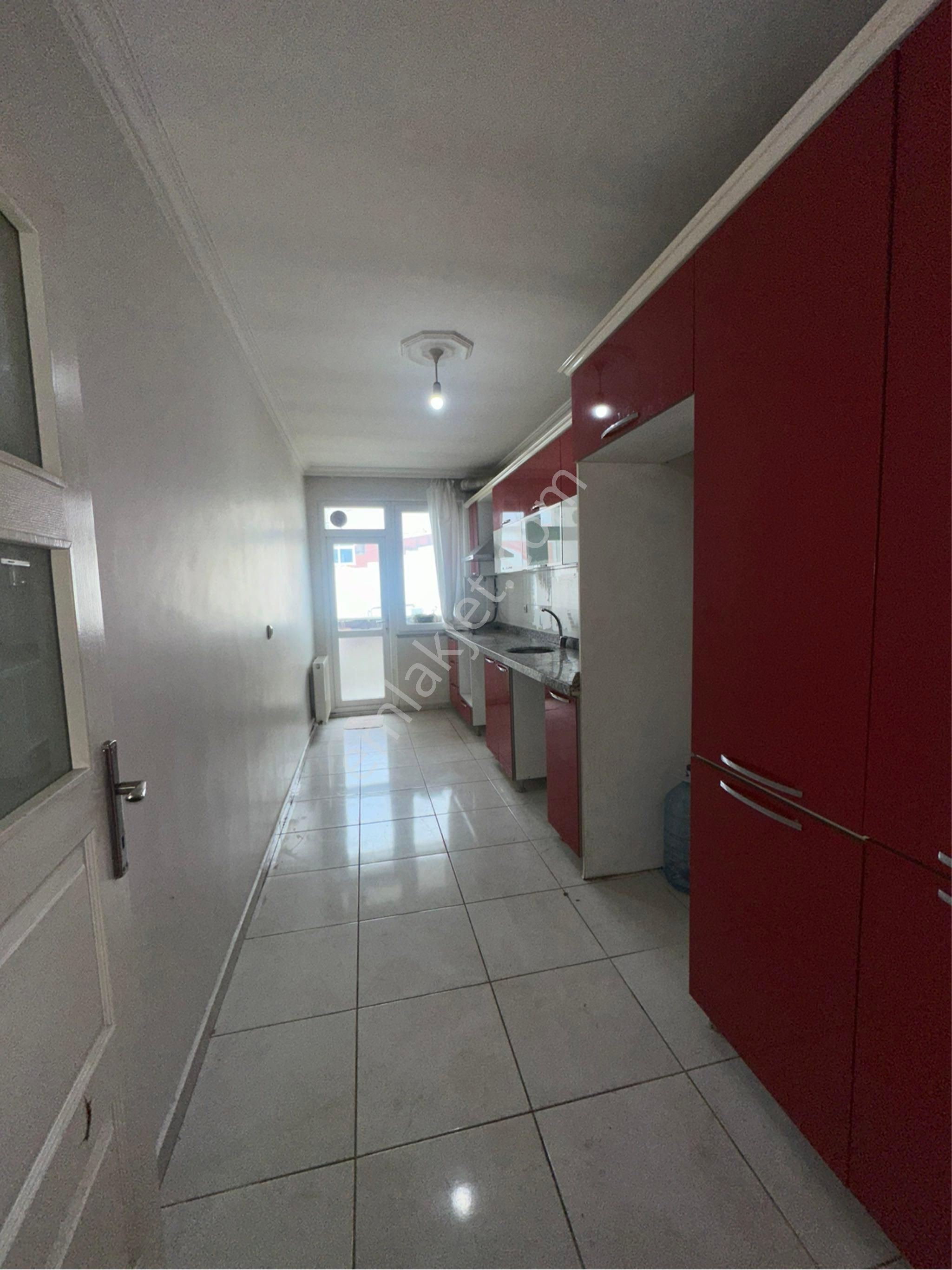 Esenyurt Bağlarçeşme Satılık Daire Merkezi Konumda Otoparklı Binada 2+1 120 M2 Arakat