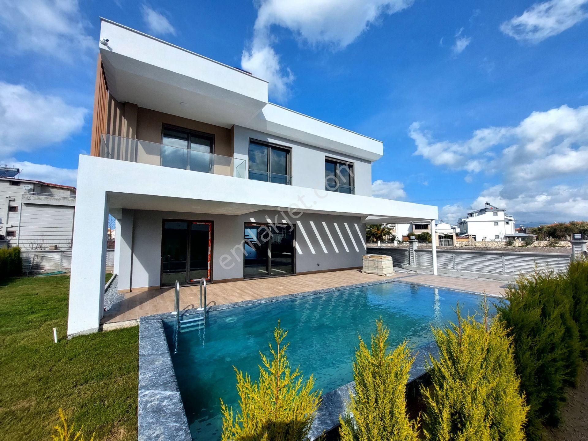 Kuşadası Güzelçamlı Satılık Villa Denize Yakın Özel Havuzlu 3+1 Müstakil Villa