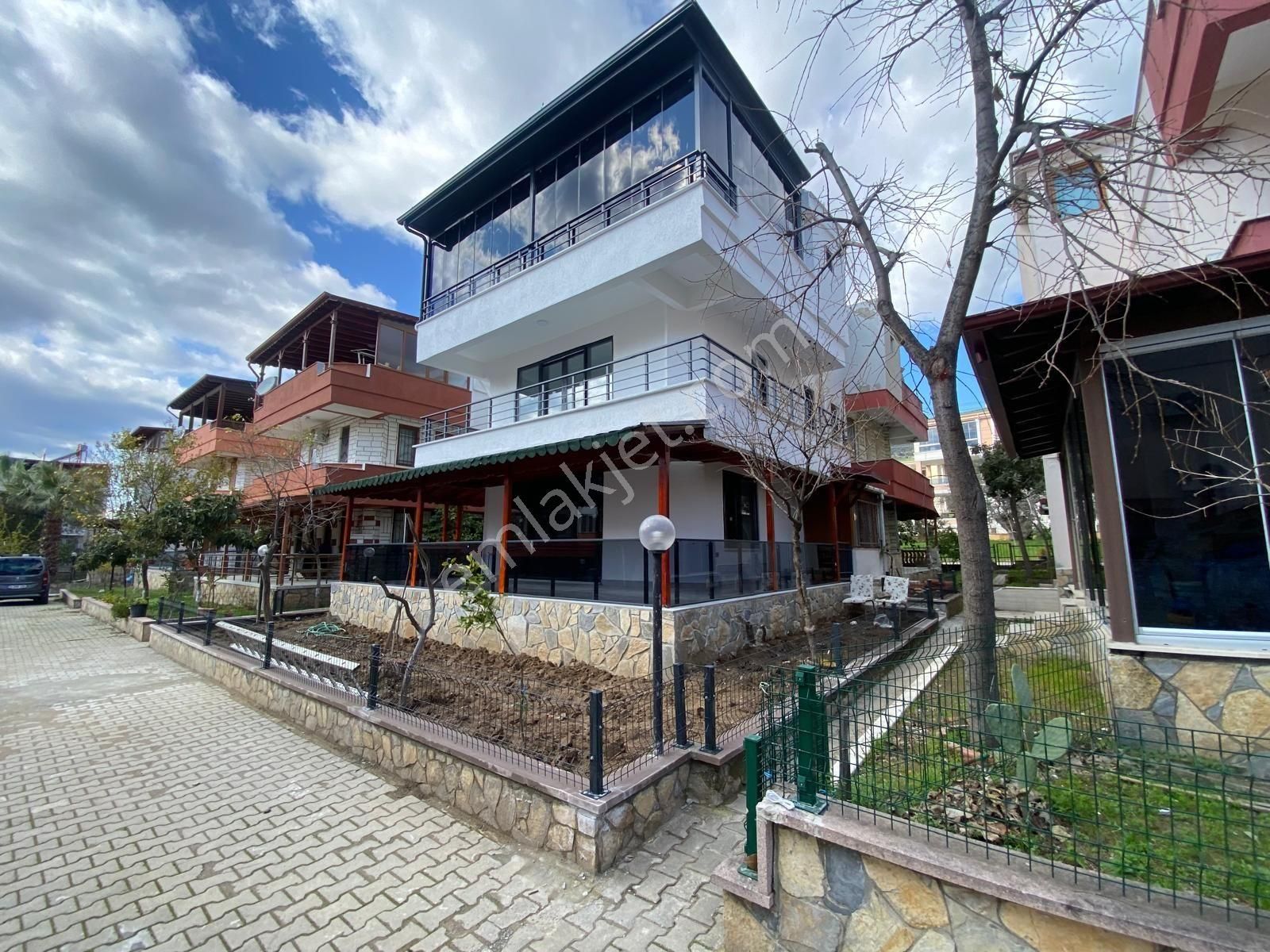 Edremit Altınoluk Satılık Villa Altınoluk Denize 200 Metre Yürüme Mesafesinde Site İçi Açık Otopark Olan 4+1 Komple Yenilenmiş Villa