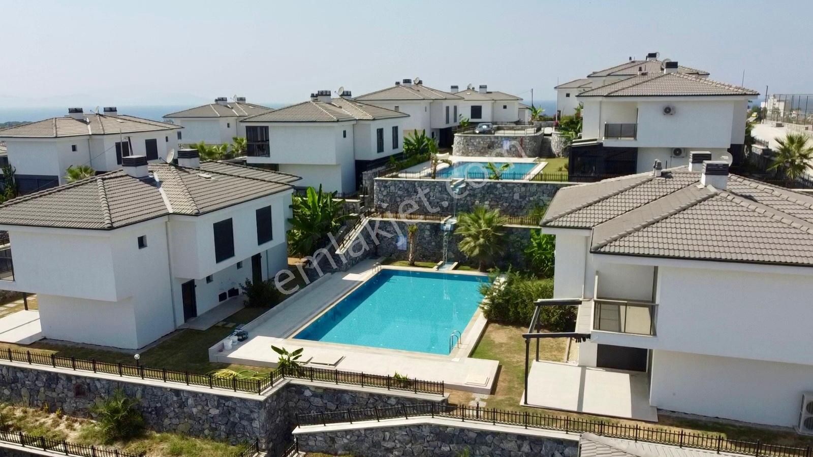 Kuşadası Soğucak Satılık Villa Kuşadası Soğucak'ta Havuzlu Sitede Satılık 3+1 Villa