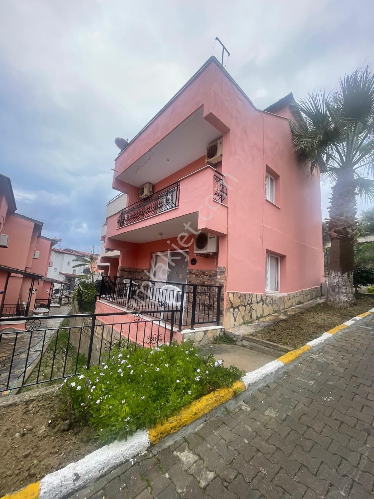 Aydın Kuşadası Deniz Manzaralı Satılık Villa Güvenlikli Sitede Deniz Manzaralı Triplex Villa...