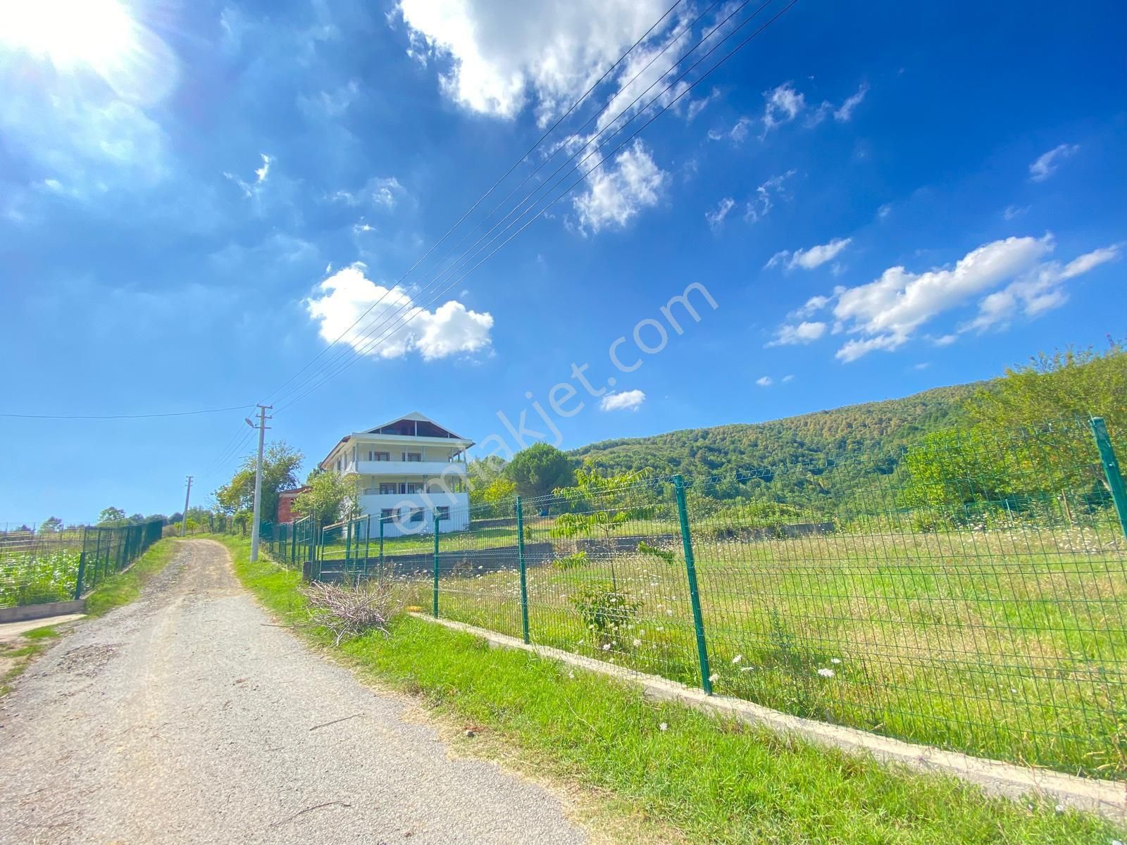 Hendek Yukarıhüseyinşeyh Satılık Villa Hendek E 3,5 Km,y.hüseyin Şeyhte%40 Konut İmarlı Arsa İle,eşyalı Satılık Tripleks Villa